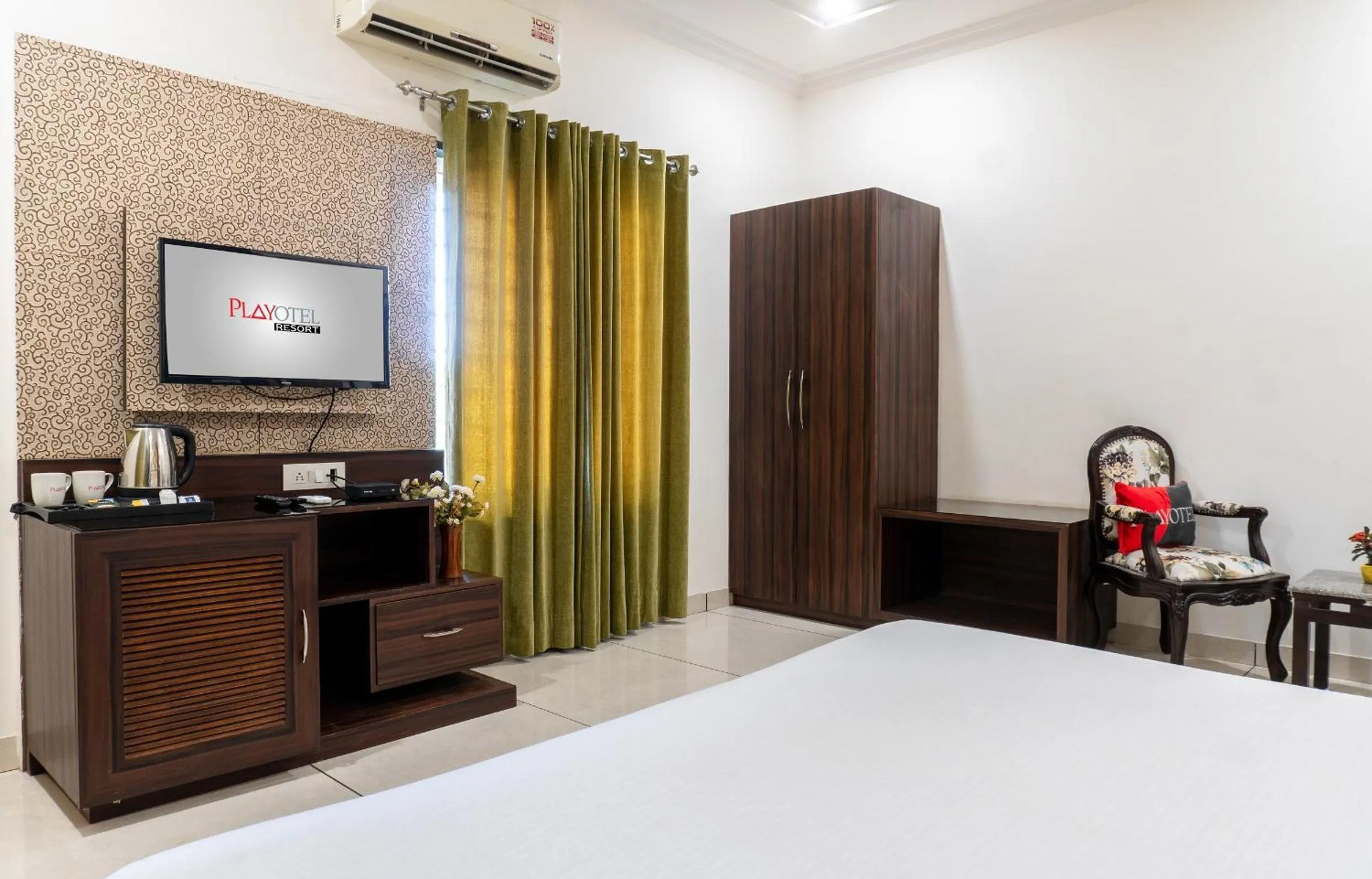 TV and multimedia, Bed in Playotel Resort Bhopal