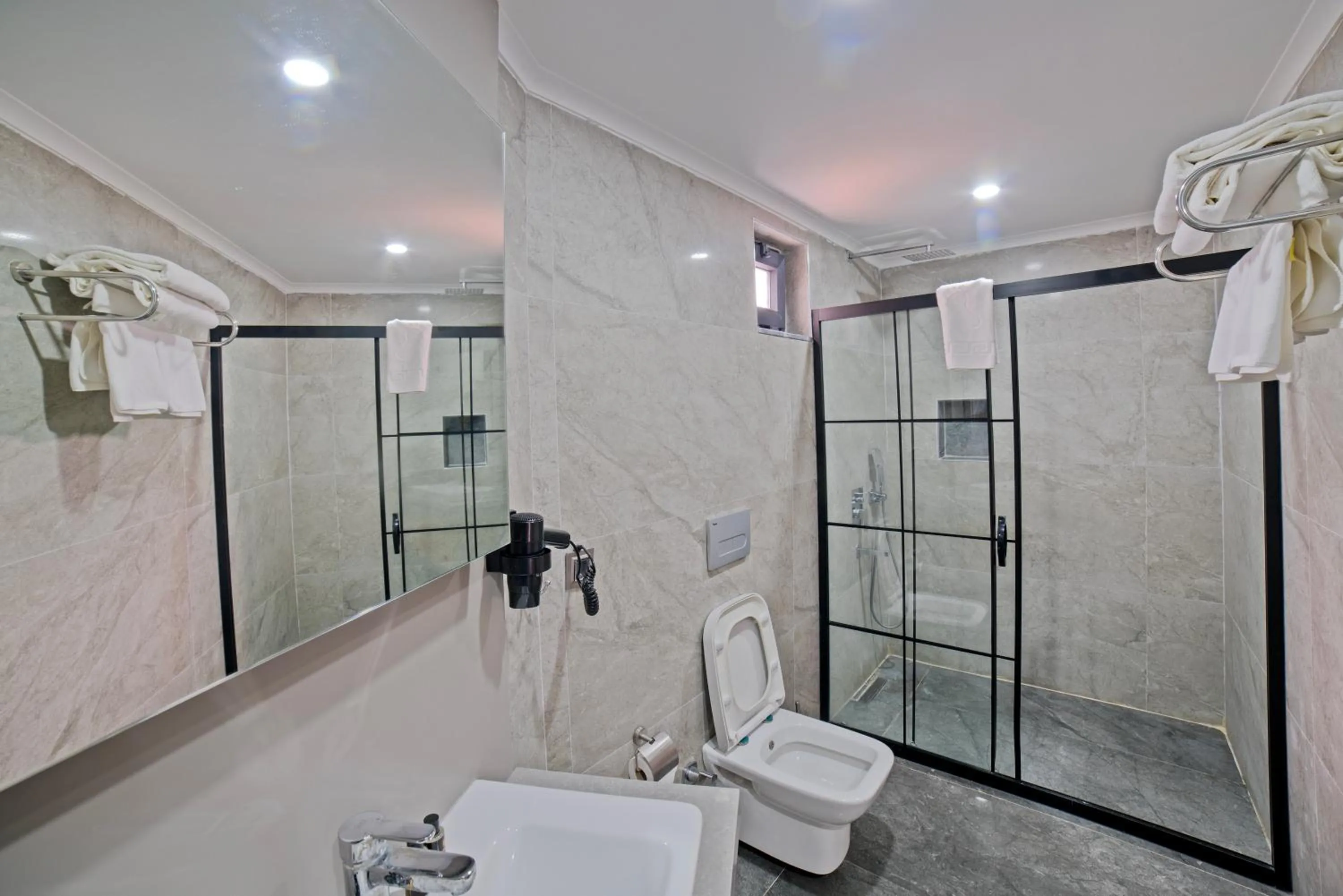 Shower in City Moonlight Apart Hotel