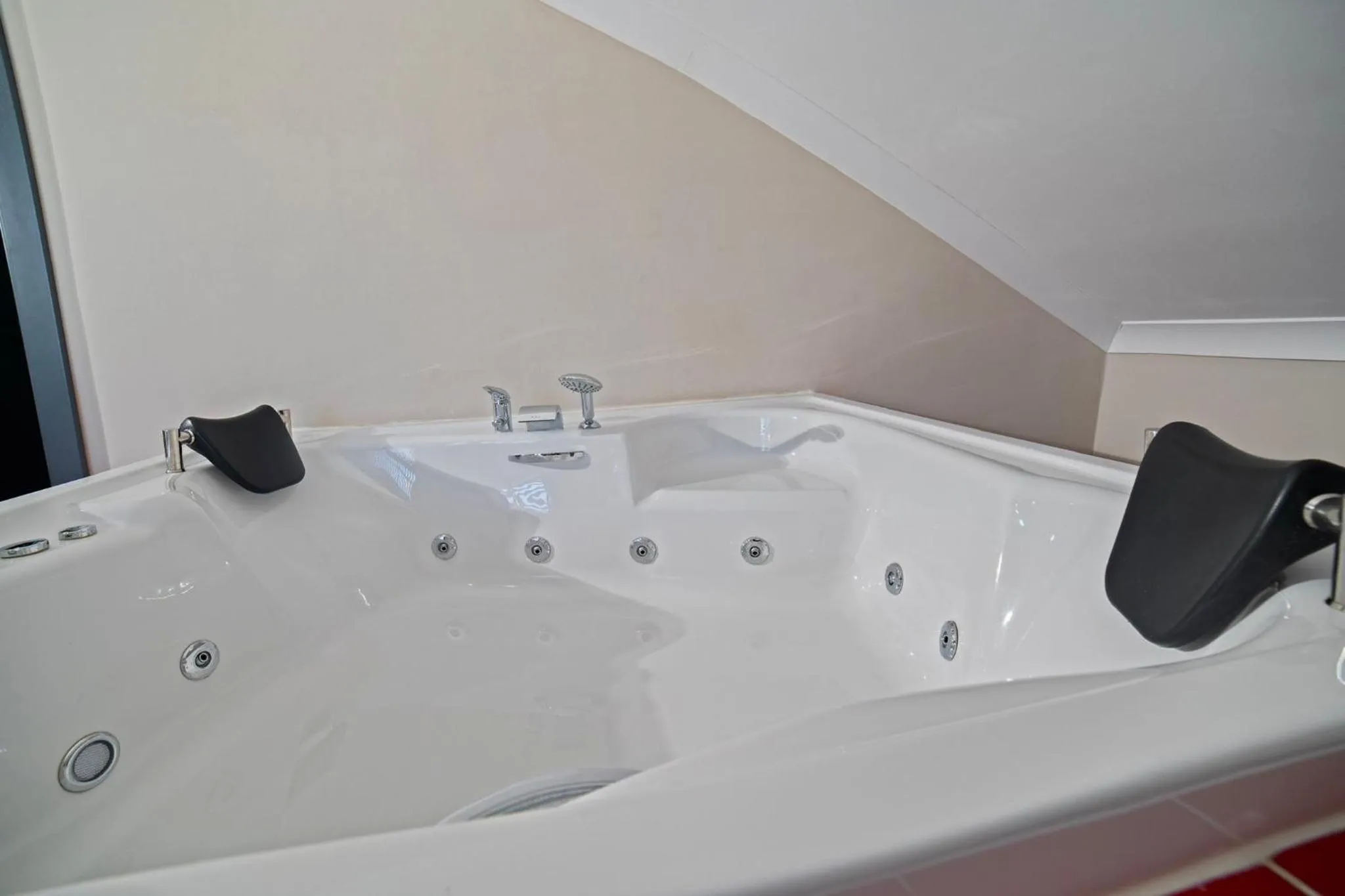 Hot Tub in City Moonlight Apart Hotel