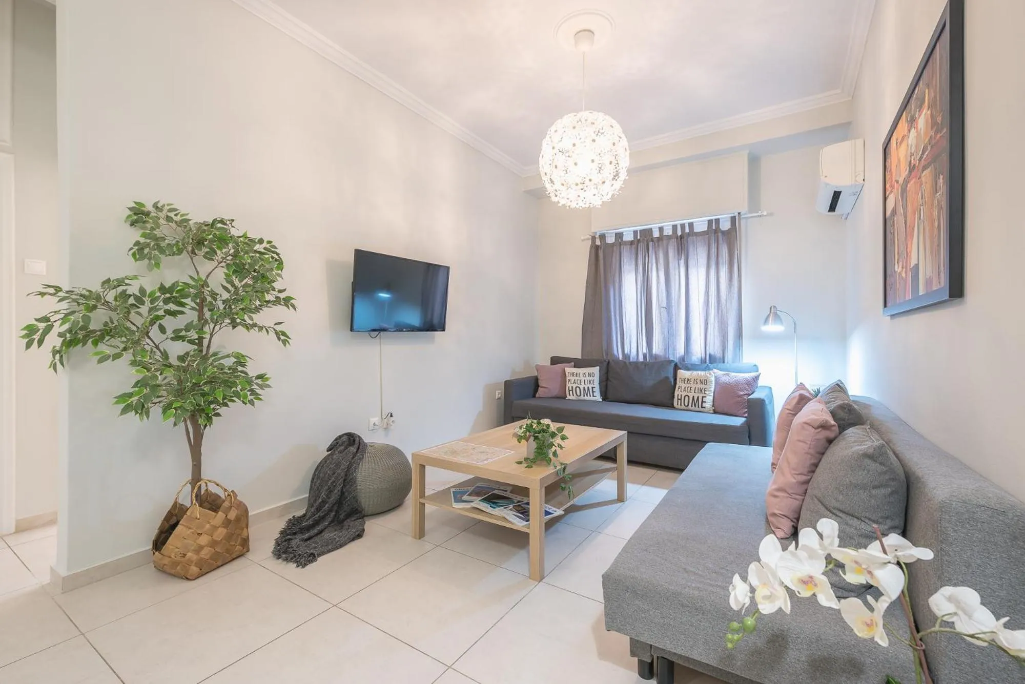 TV and multimedia in Erythros Boutique Suite By Cloudkeys