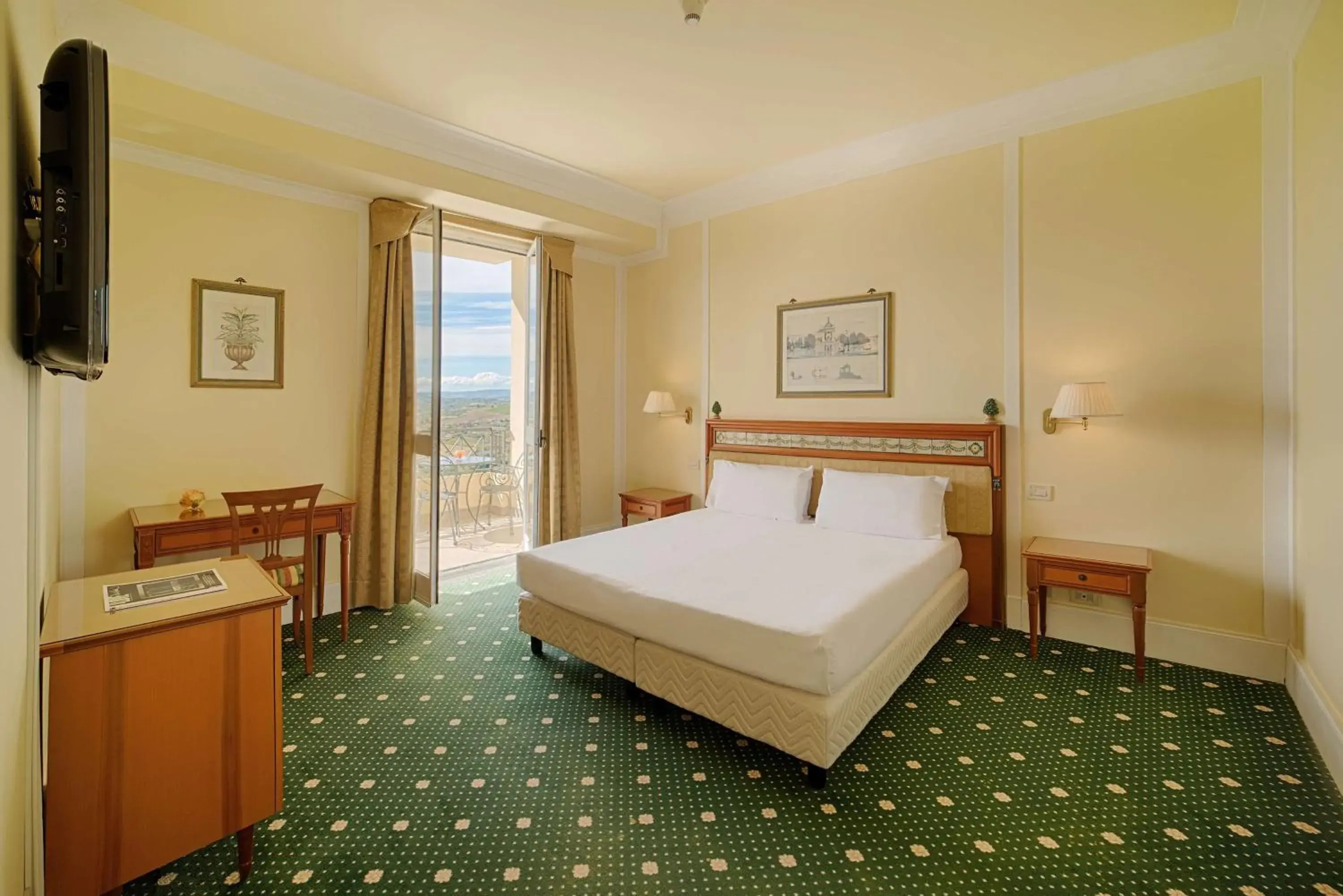 Superior Double or Twin Room with Panoramic View and Terrace in NH Caltagirone Villa San Mauro Superior Double or Twin Room with Panoramic View and Terrace in NH Caltagirone Villa San Mauro