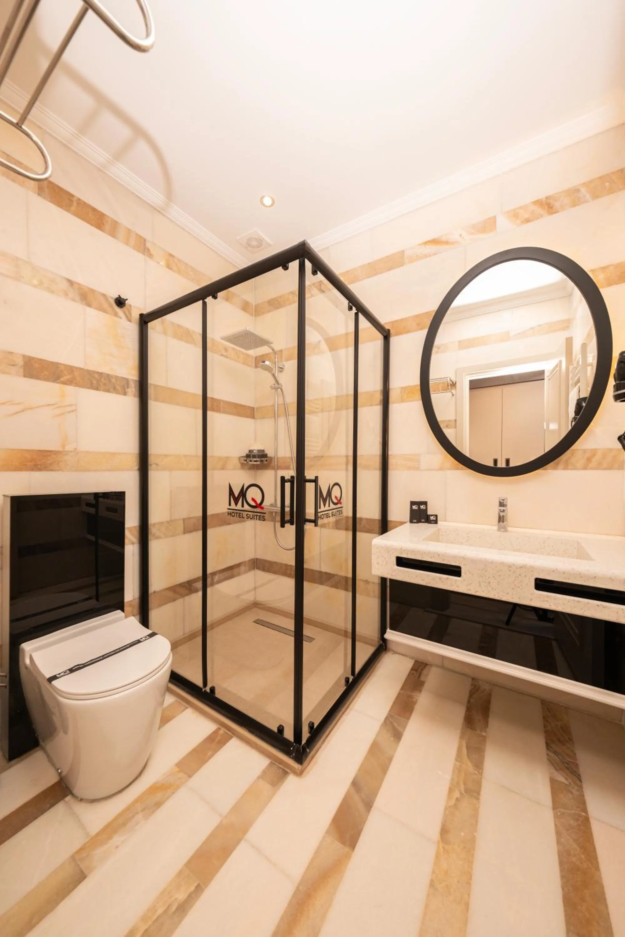 Shower in MQ Hotel Suites & SPA