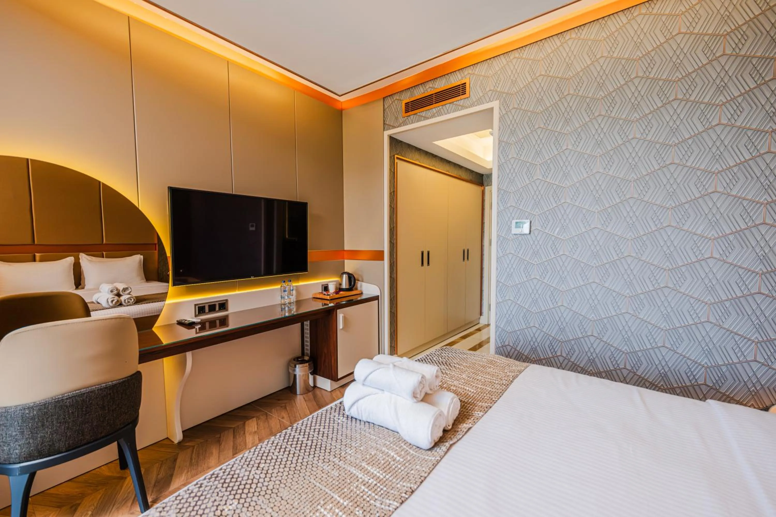 TV and multimedia, Bed in MQ Hotel Suites & SPA