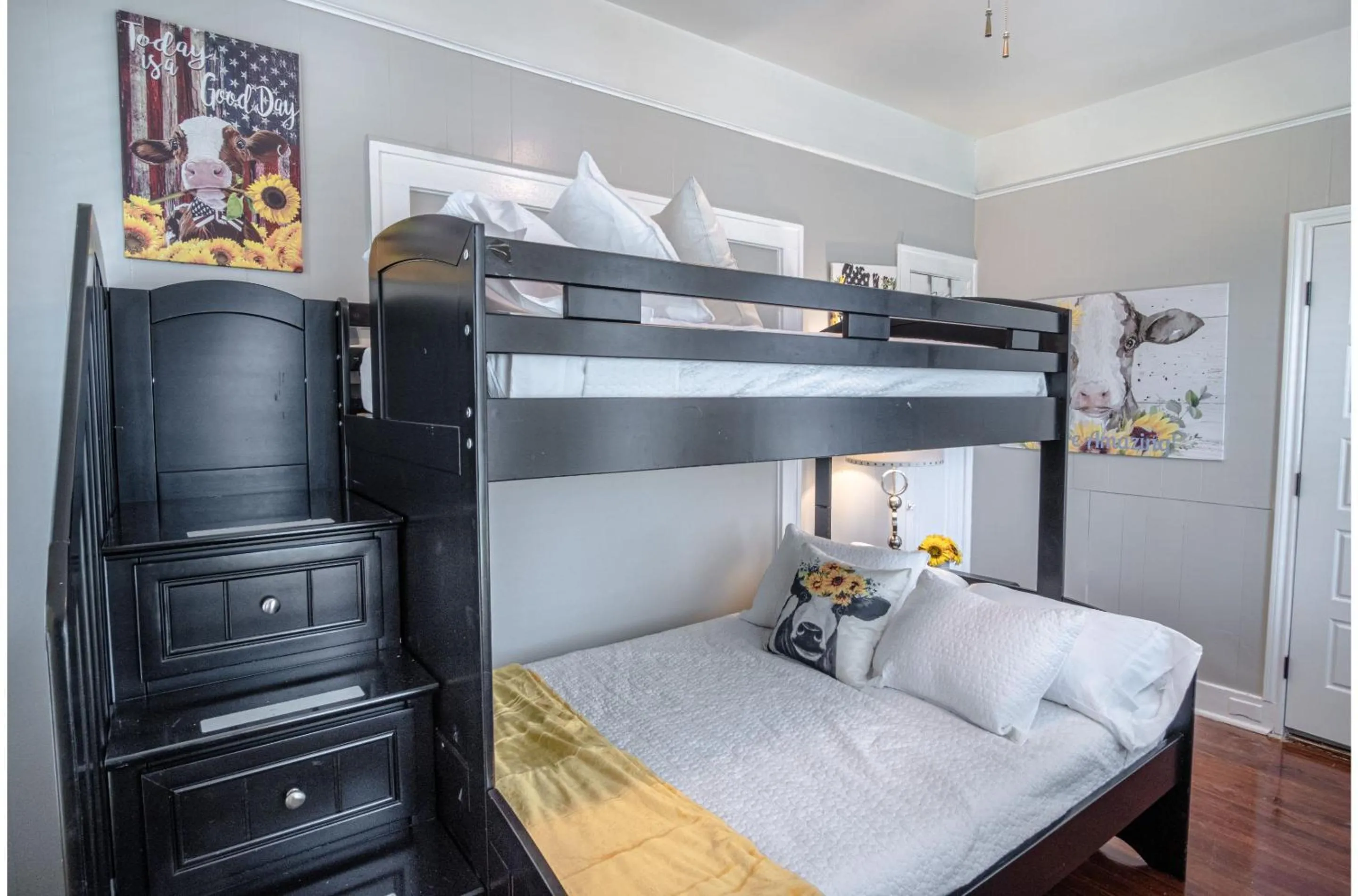 bunk bed in Stunning 3 BR Home Near DT Alamodome - Riverwalk