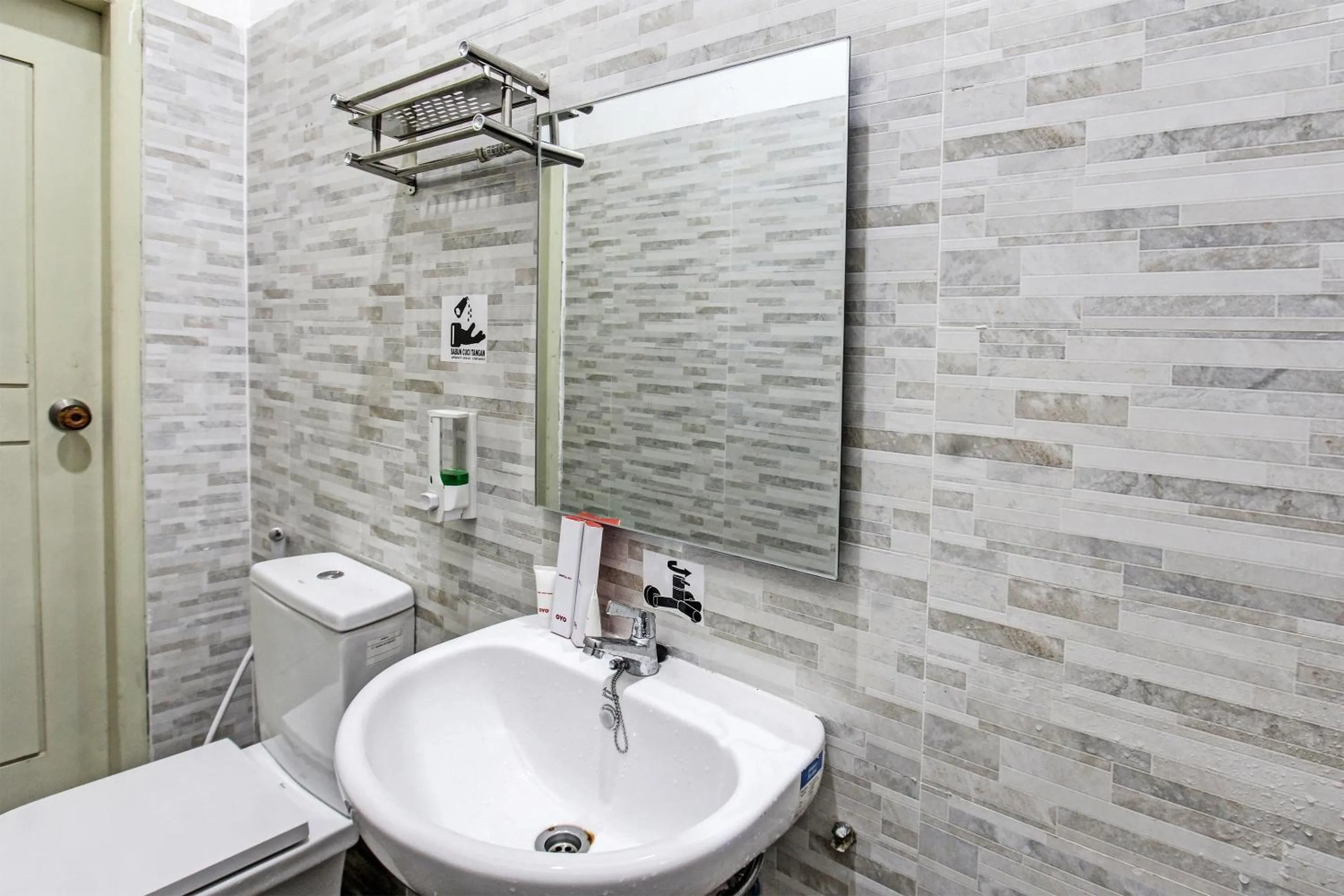 Bathroom in Hotel O Ayu Bypass MansionNearBundaran Gerung