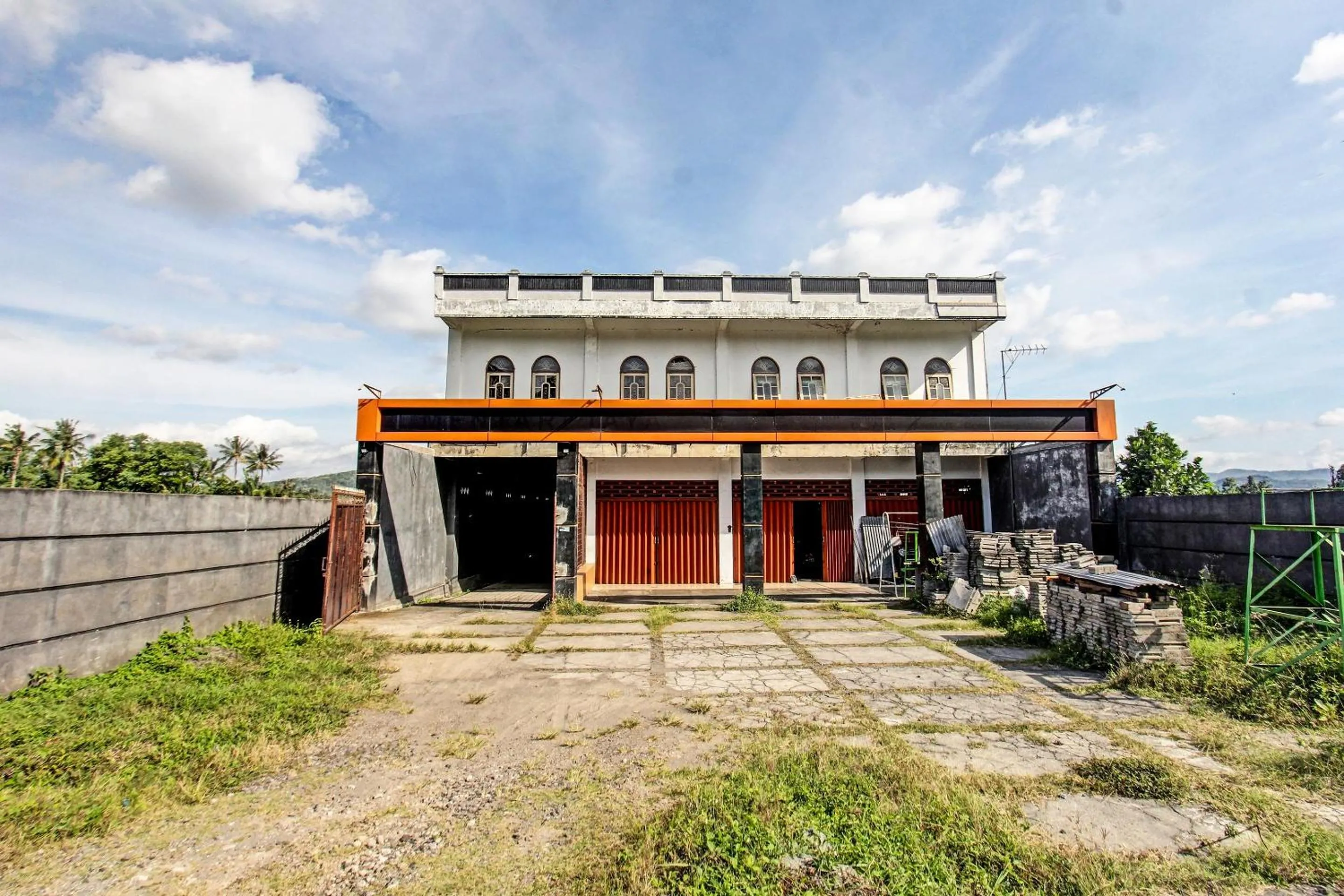 Facade/entrance in Hotel O Ayu Bypass MansionNearBundaran Gerung