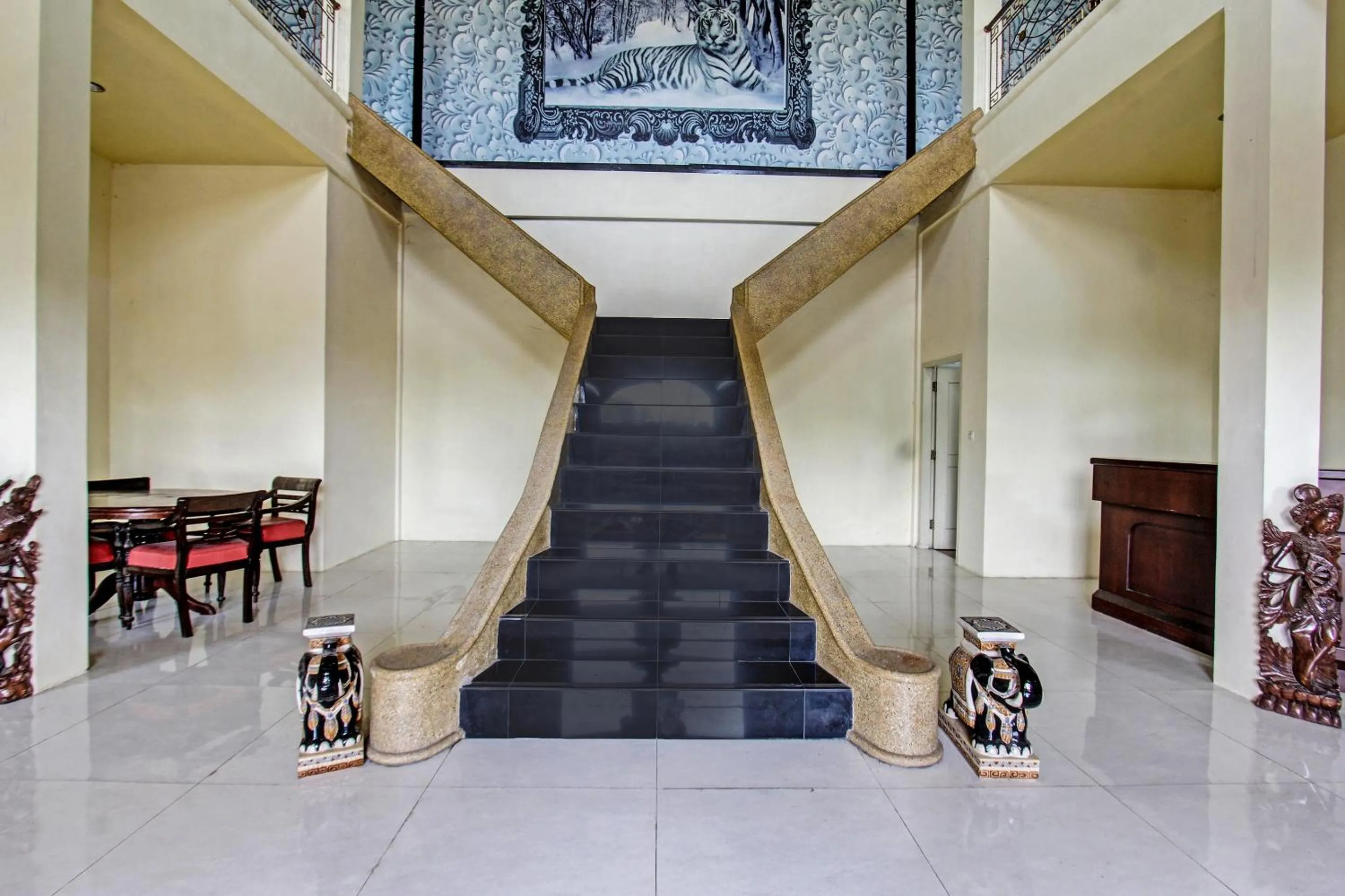 Lobby or reception in Hotel O Ayu Bypass MansionNearBundaran Gerung