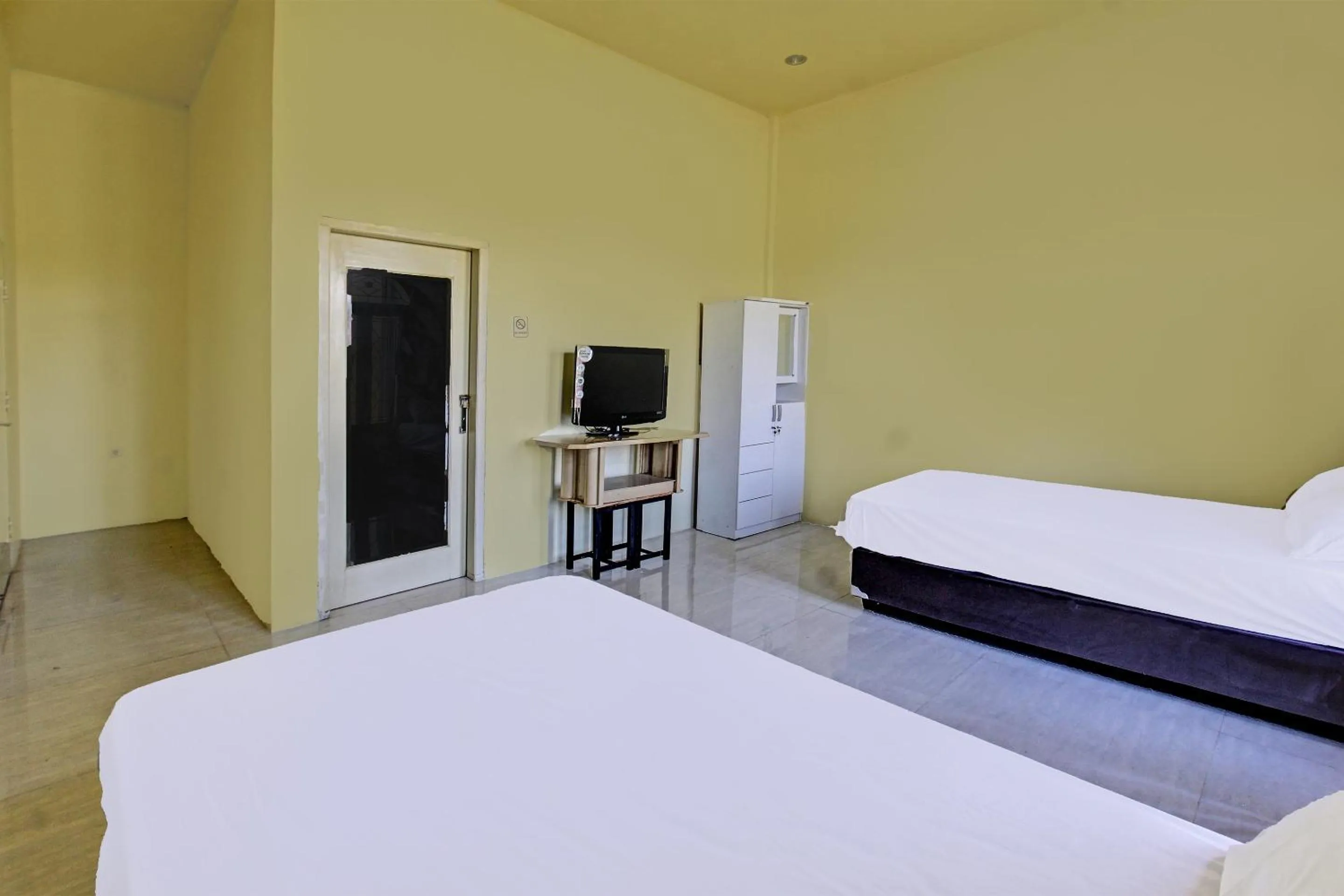 Bedroom, Bed in Hotel O Ayu Bypass MansionNearBundaran Gerung