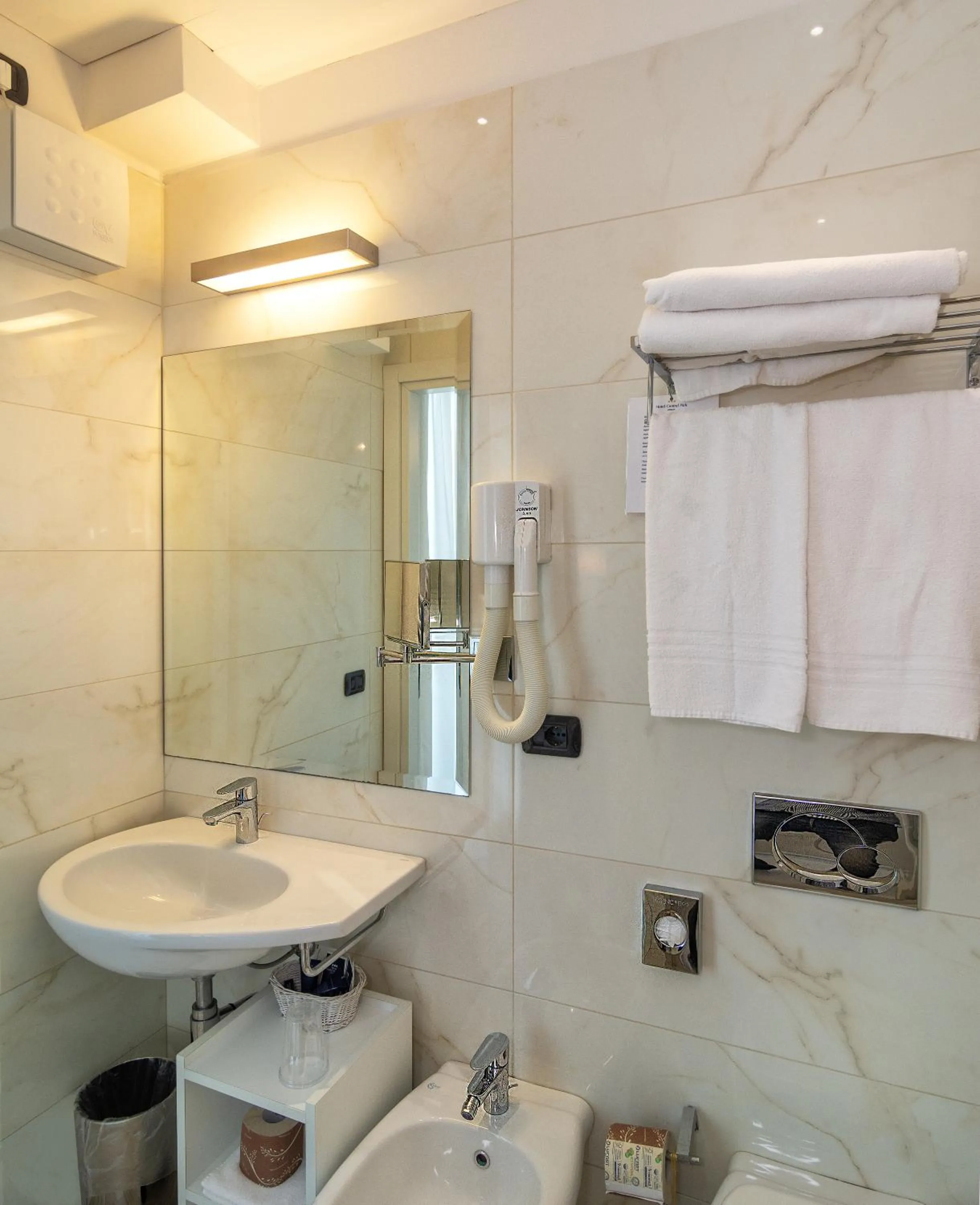 Shower in Hotel Central Park