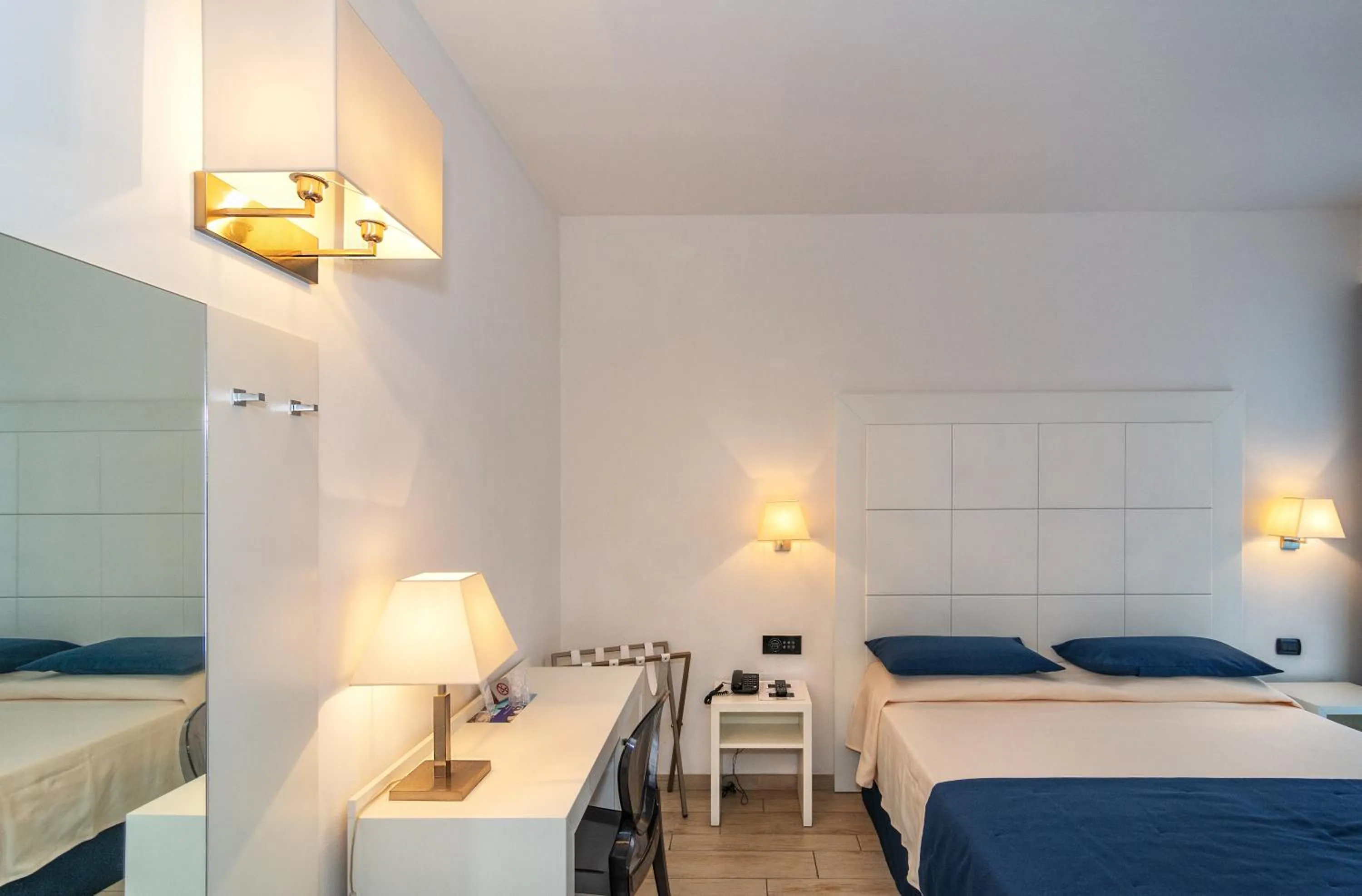 Photo of the whole room, Bed in Hotel Central Park