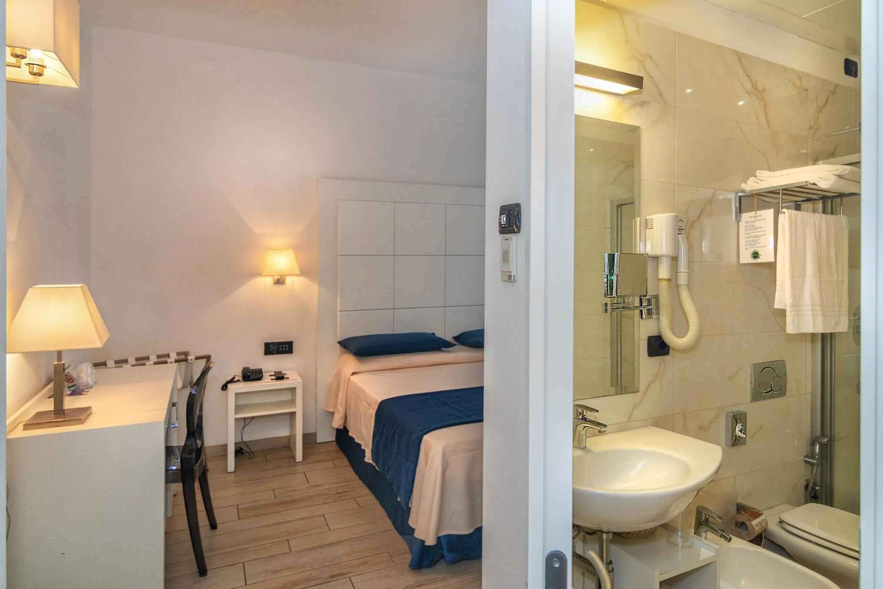 Shower, Bed in Hotel Central Park