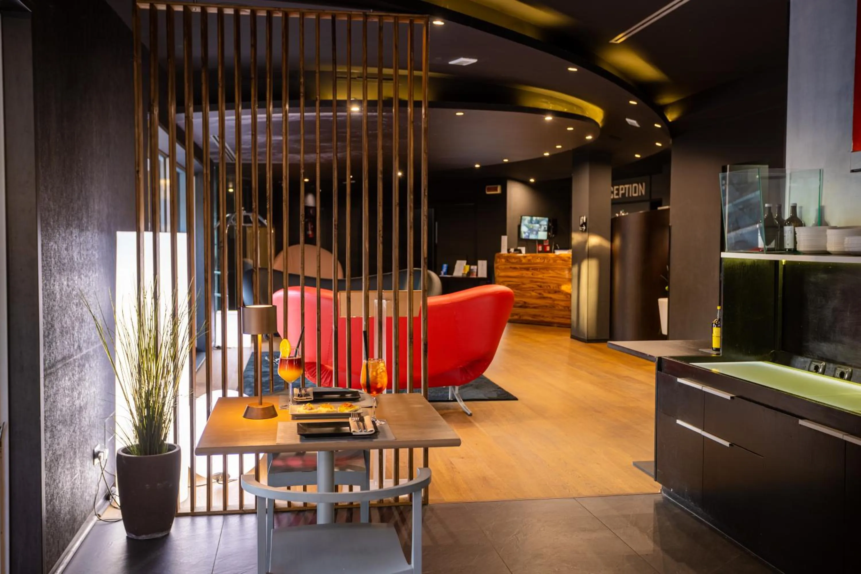 Restaurant/places to eat in Black Hotel