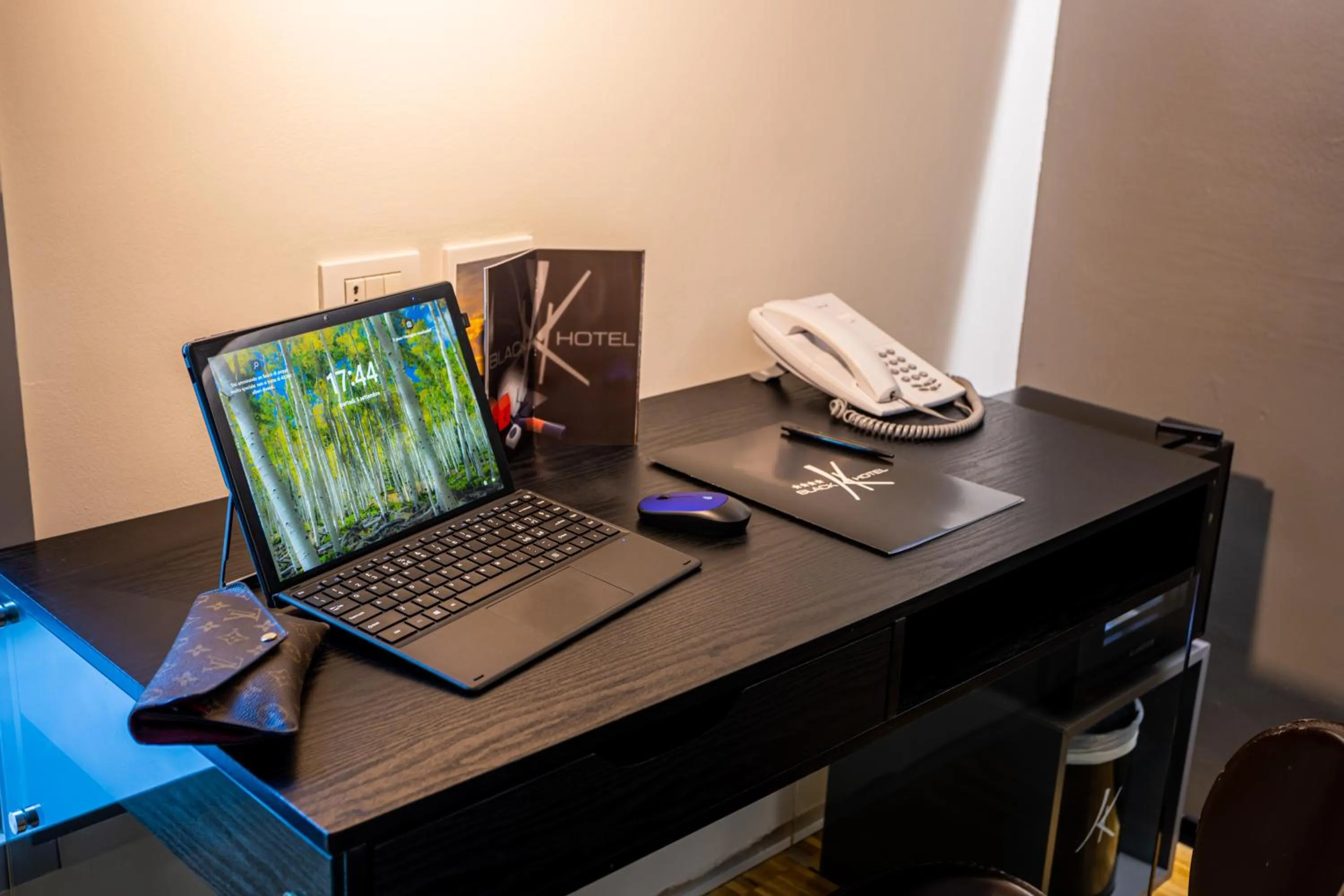 hair dresser in Black Hotel