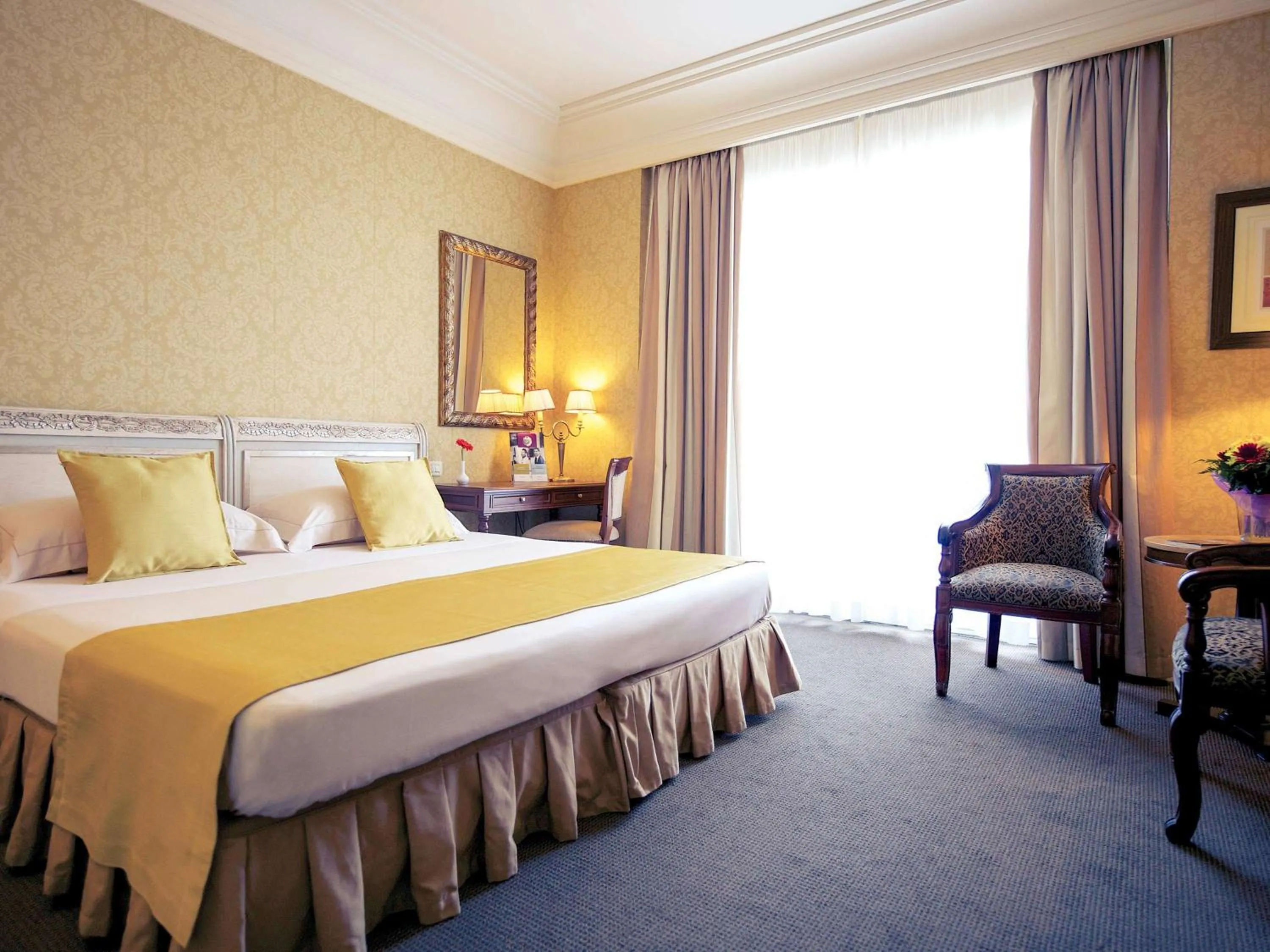 Photo of the whole room, Bed in Mercure Catania Excelsior