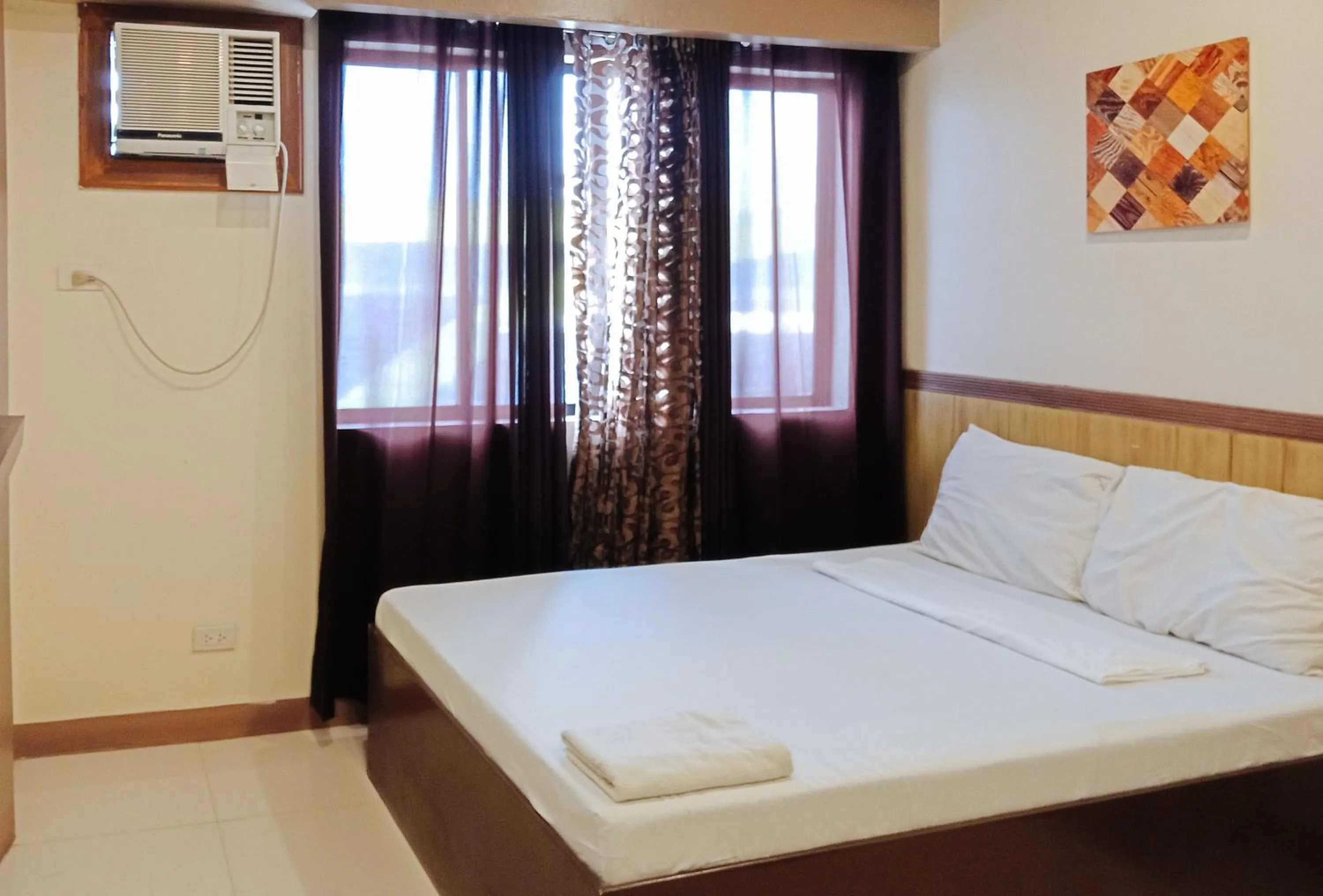 Bedroom, Bed in RedDoorz @ H.F. Golden Travellers Inn