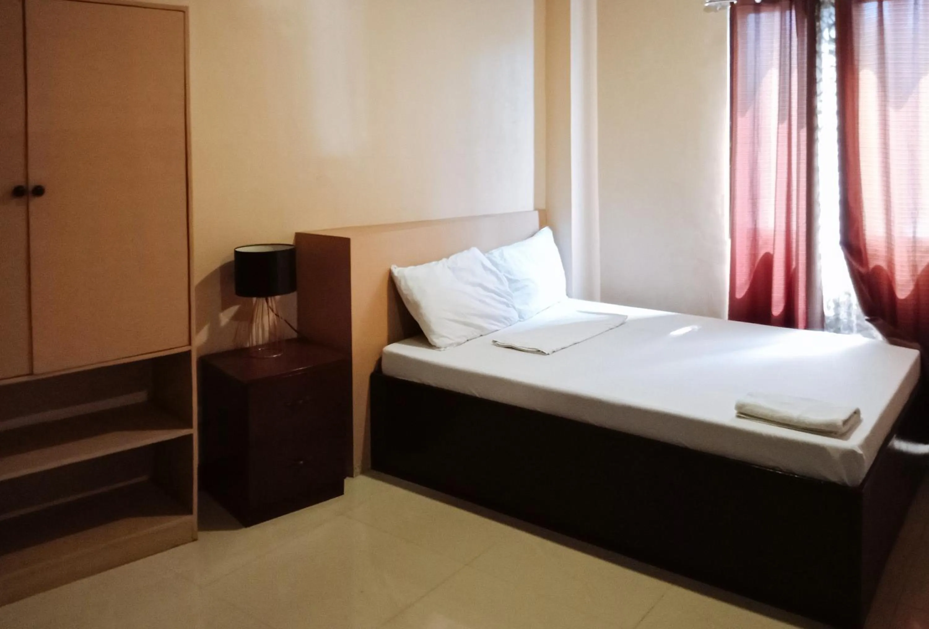 Bedroom, Bed in RedDoorz @ H.F. Golden Travellers Inn