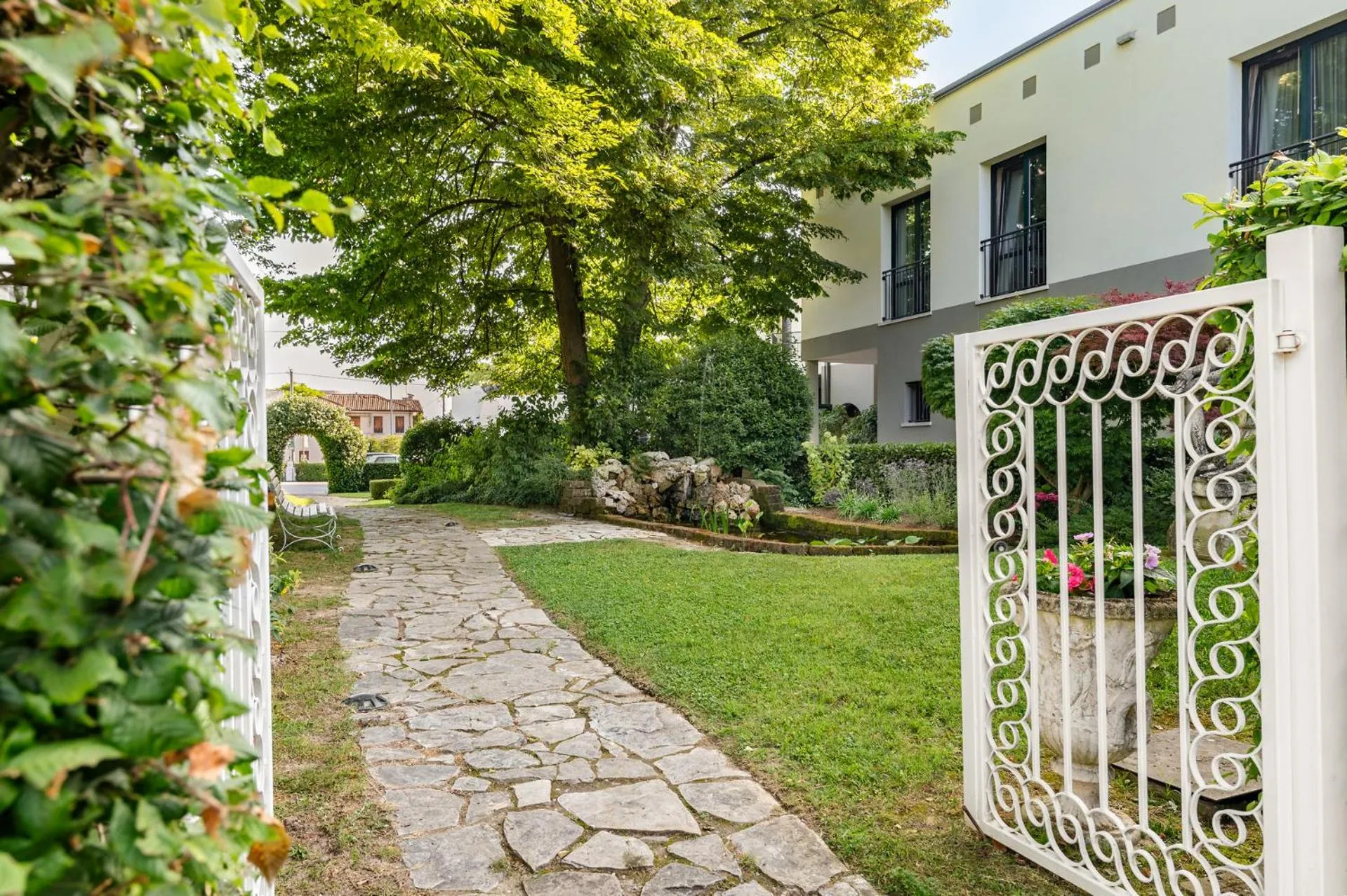 Garden view in Hotel all'Orso