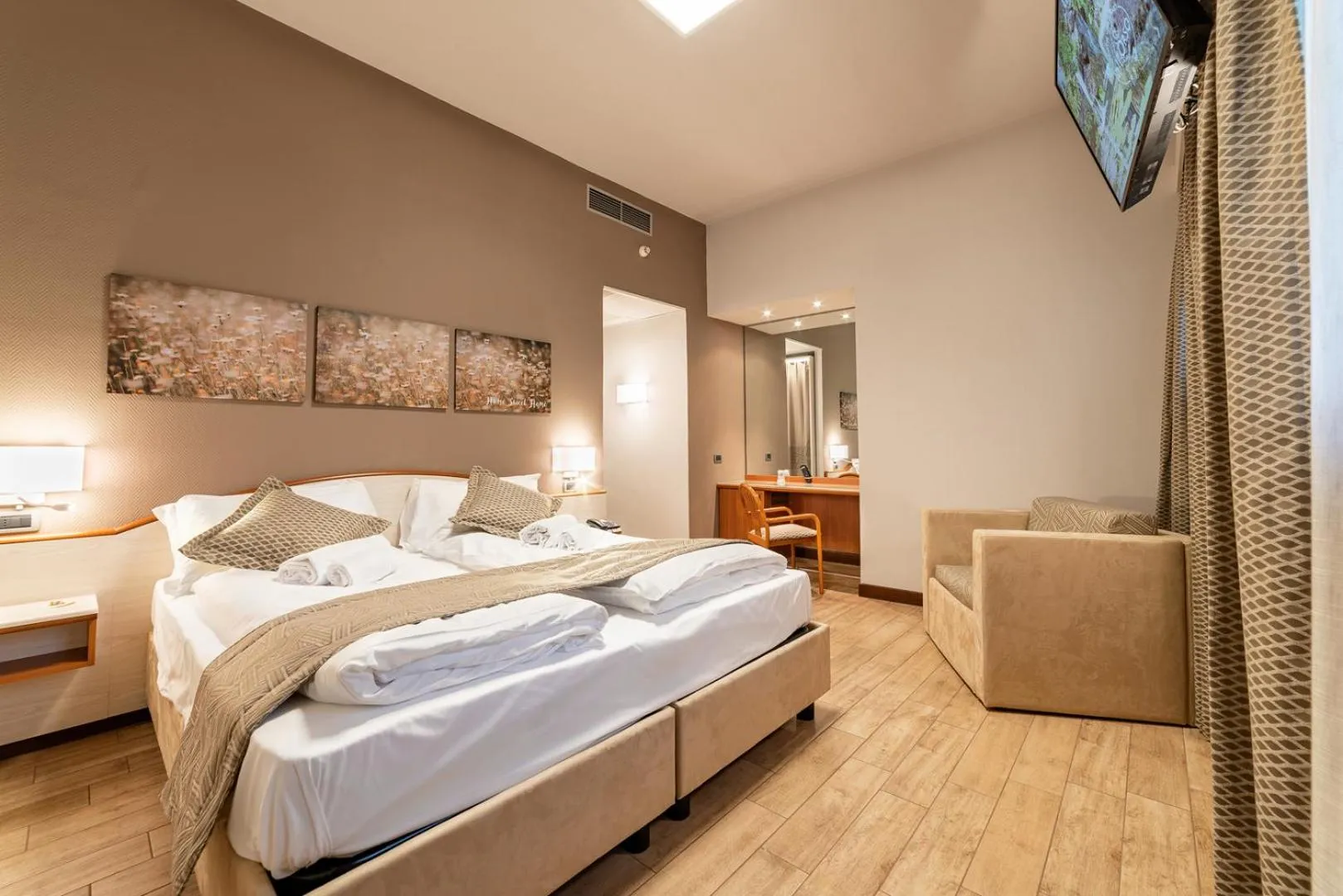 Photo of the whole room, Bed in Hotel all'Orso