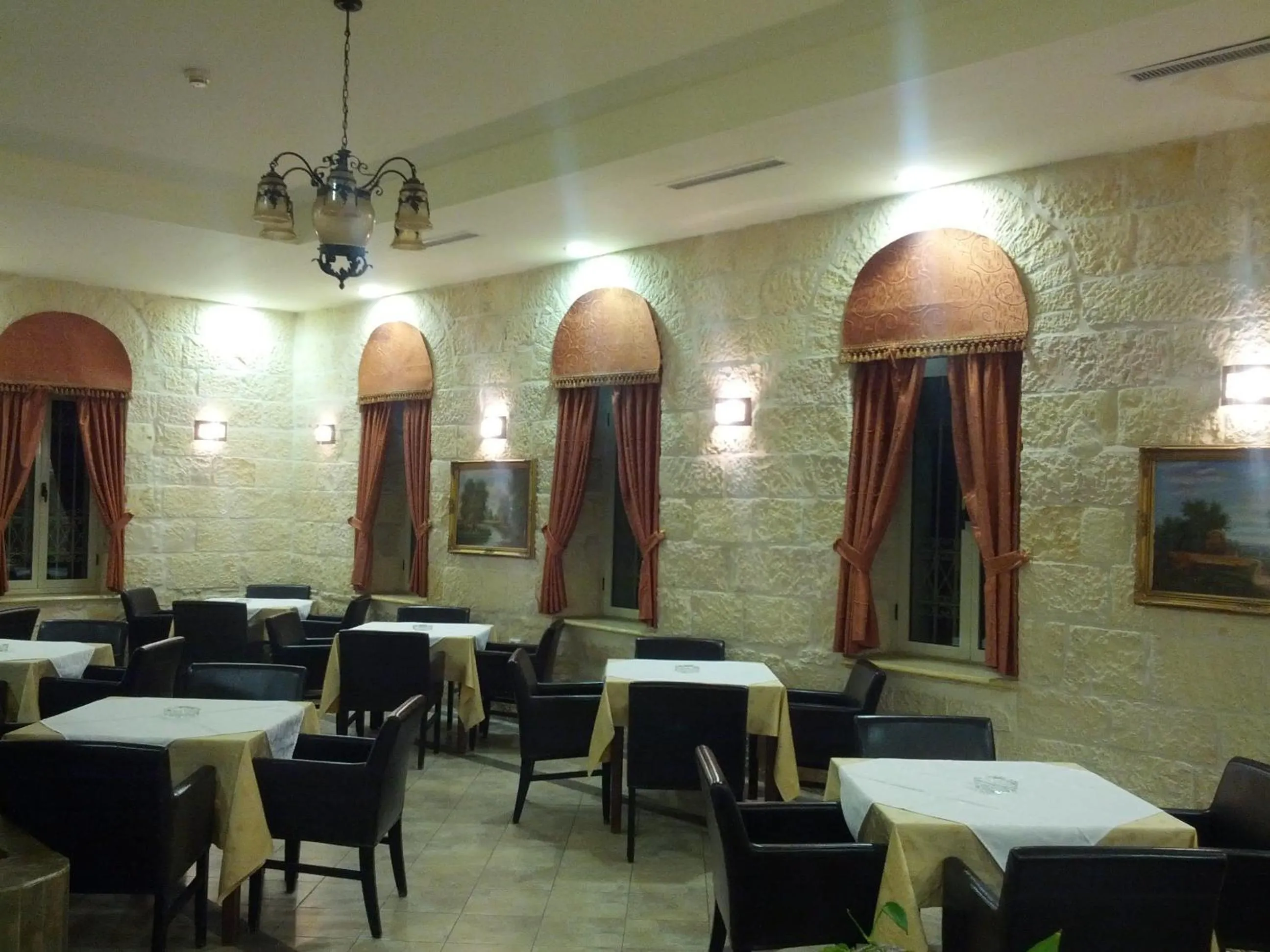Restaurant/places to eat in Alhambra Palace Hotel Suites - Ramallah
