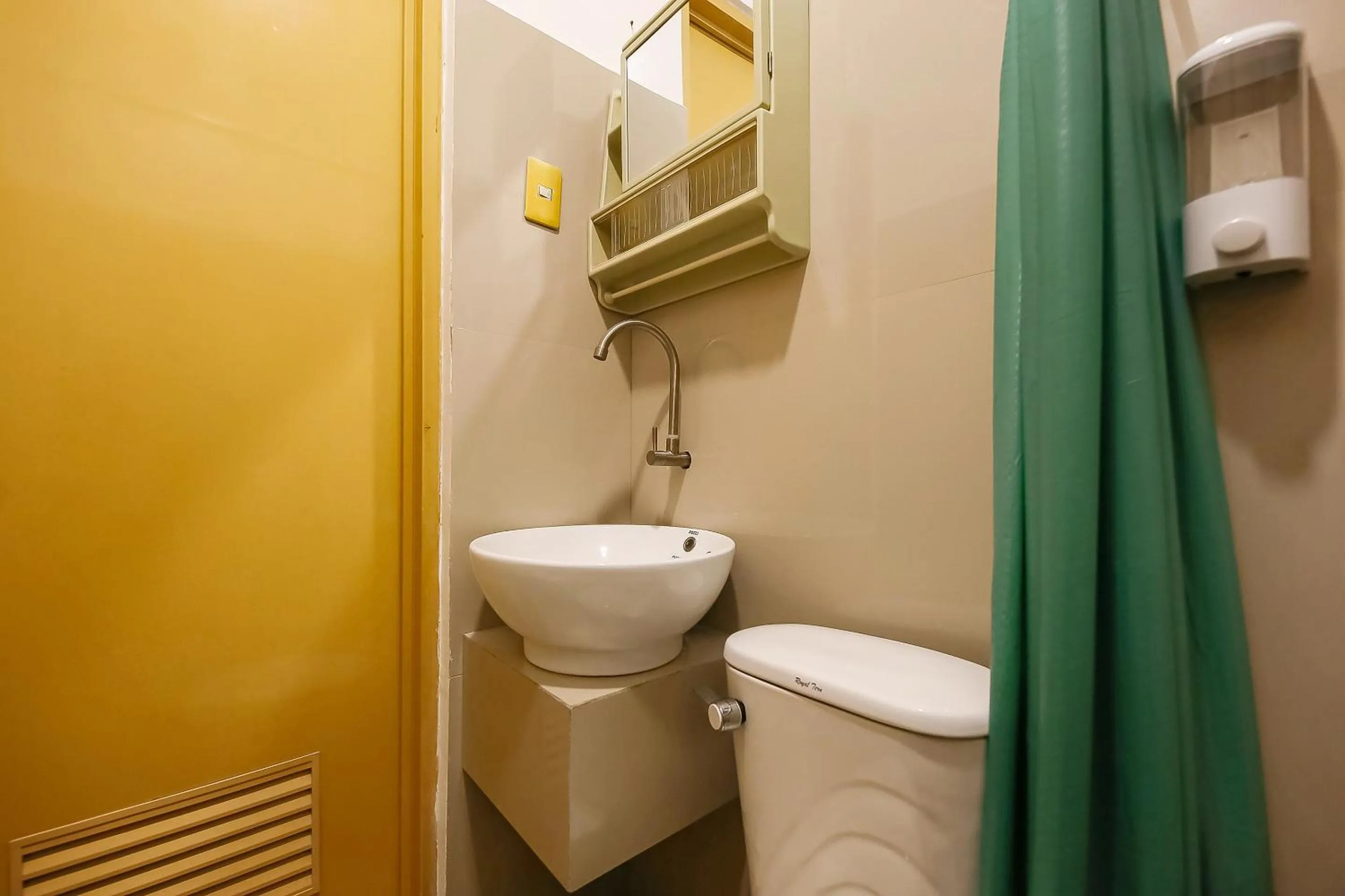 Bathroom in Super OYO 856 City Stay Inns Slex Makati
