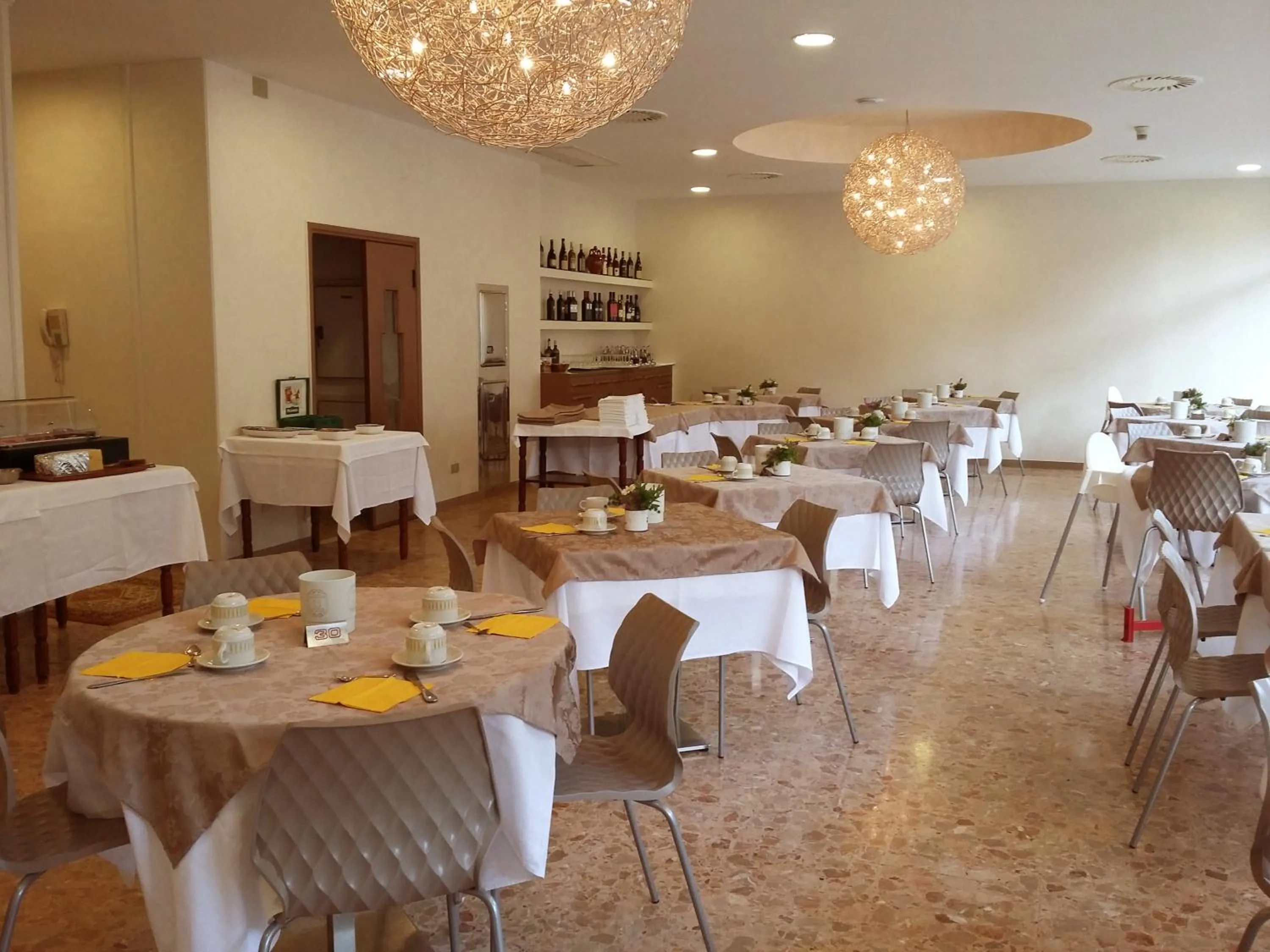 Restaurant/places to eat in Hotel Condor