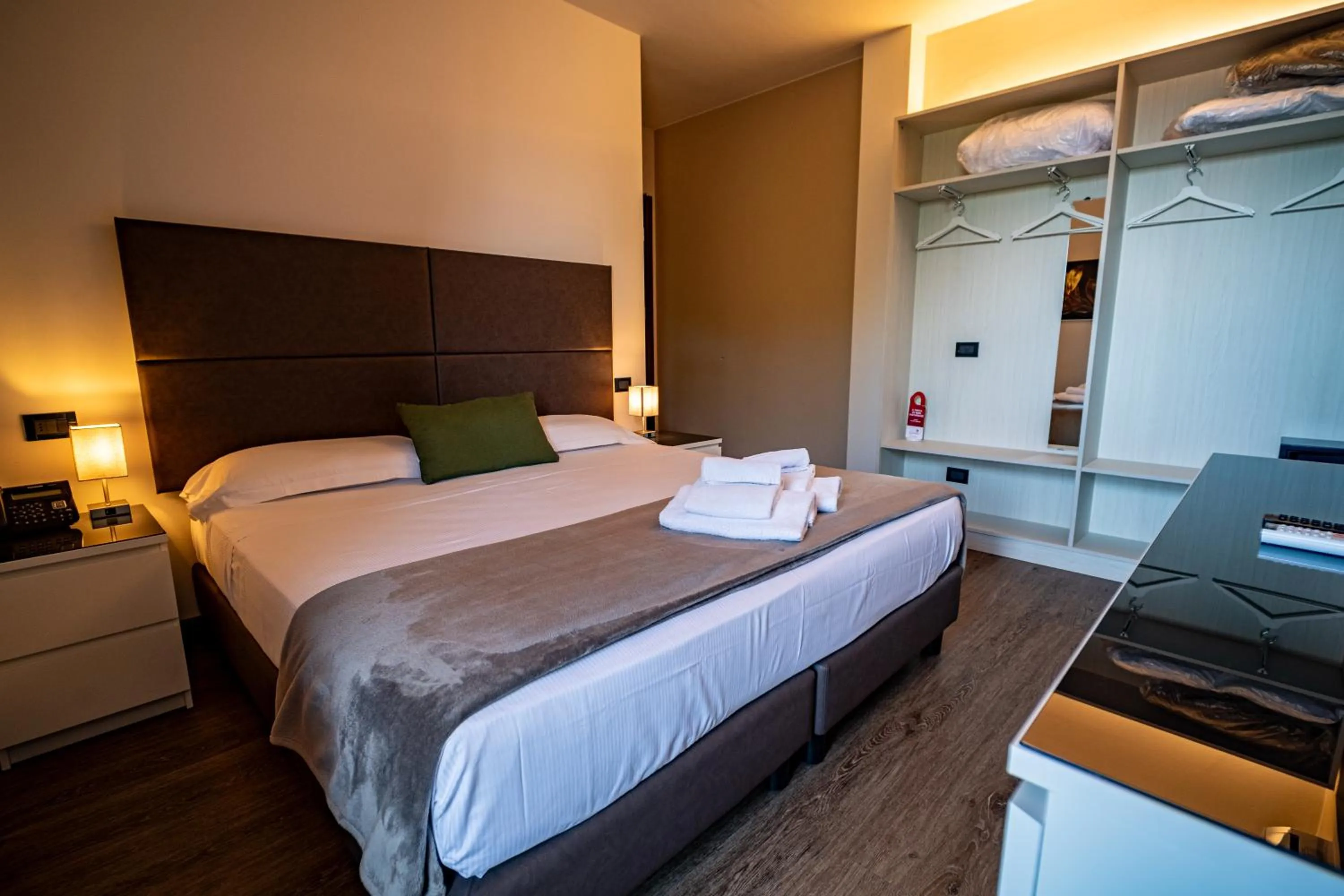 Bedroom, Bed in Hotel Gardenia Sirmione