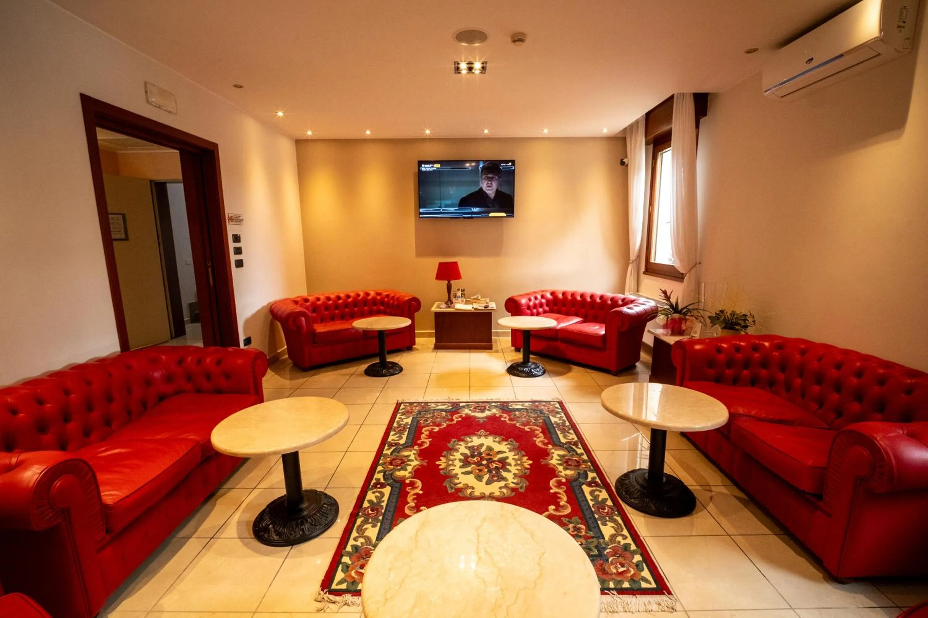 Communal lounge/ TV room in Hotel Gardenia Sirmione
