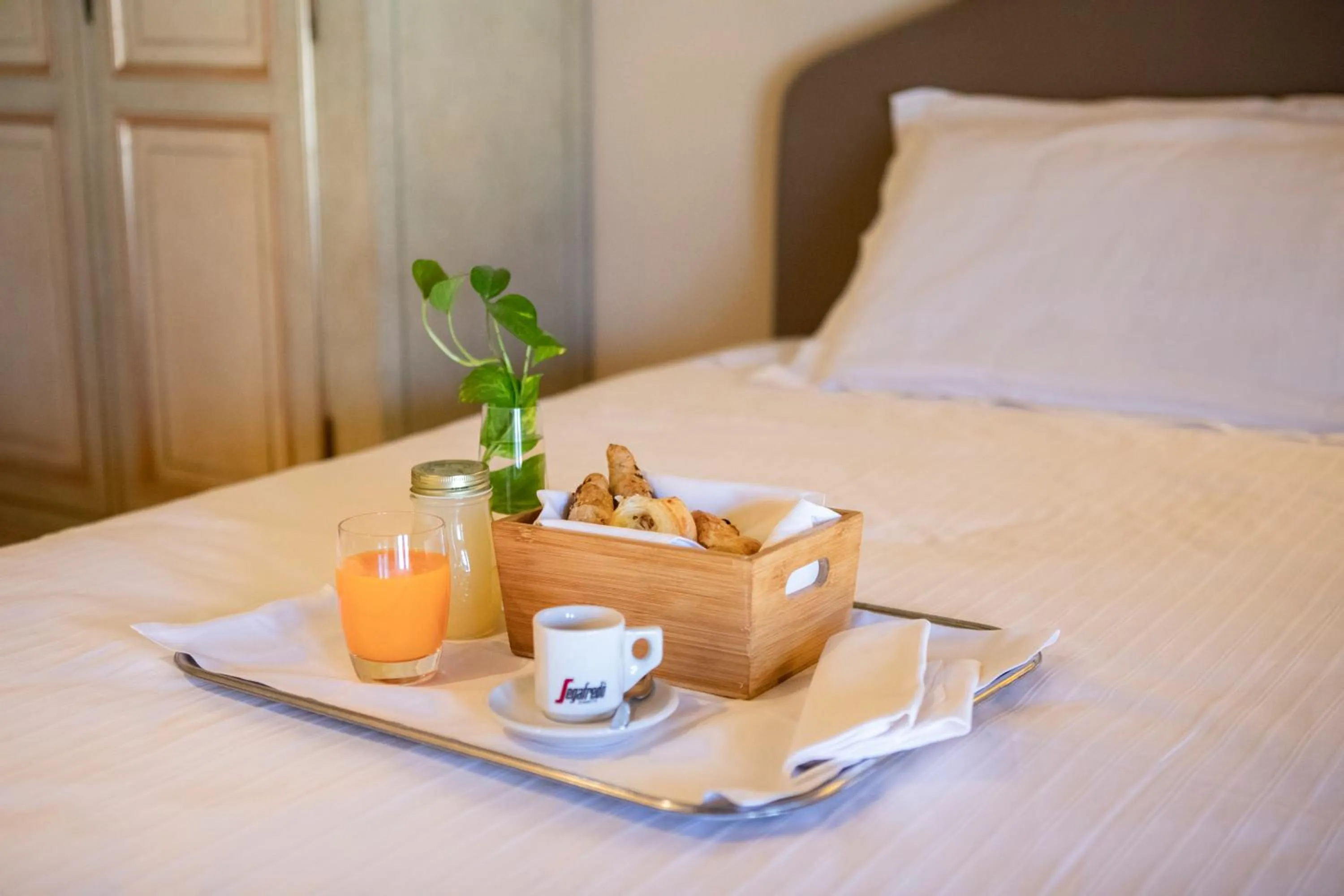 Bedroom, Bed in Hotel Parco Borromeo - Monza Brianza