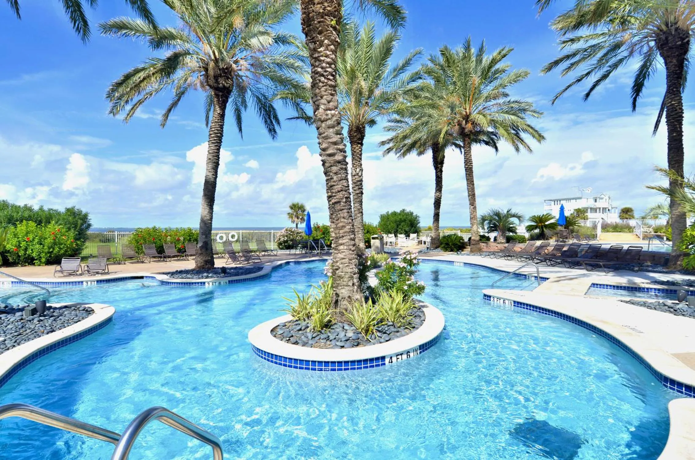 Swimming pool in Wine Down