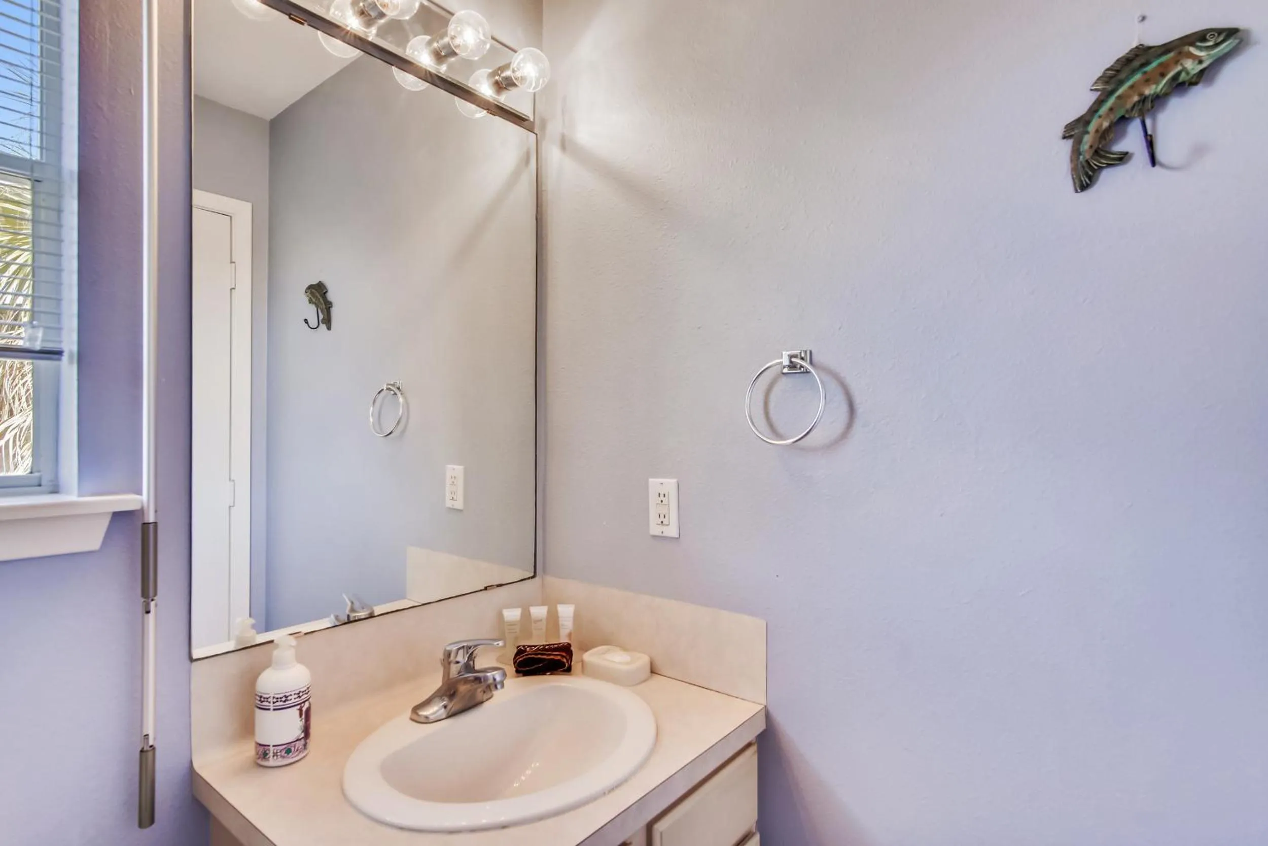 Bathroom in Mutiny on the Bounty