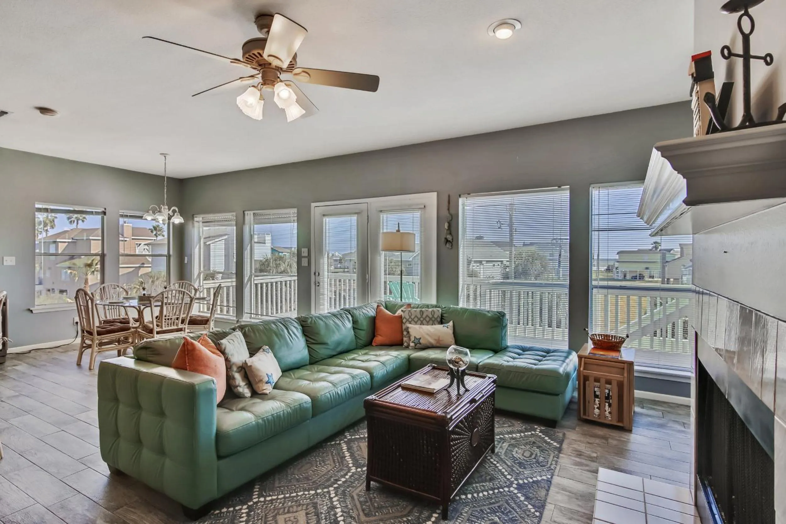 Living room in Mutiny on the Bounty