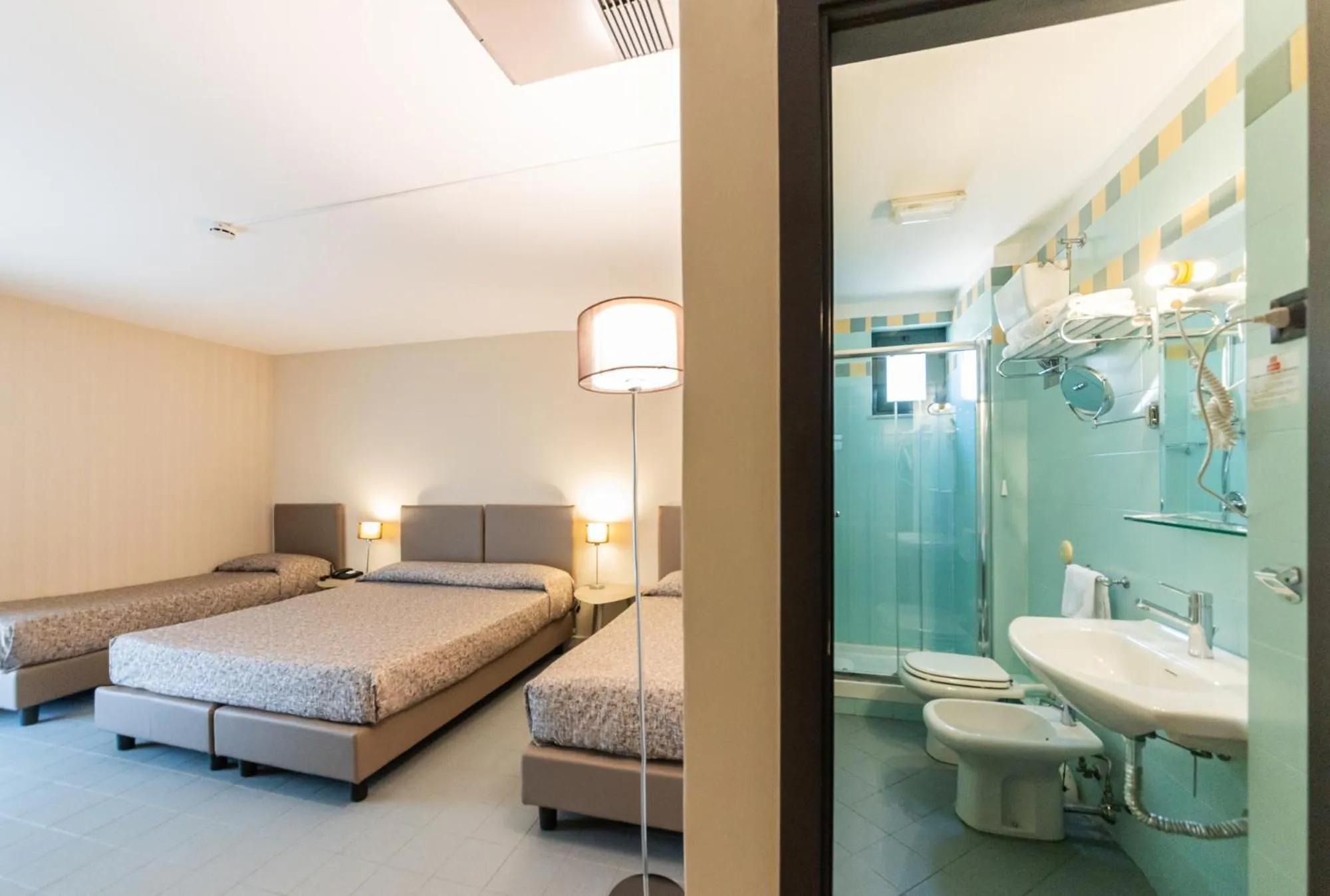 Shower, Bed in Albergo Athenaeum