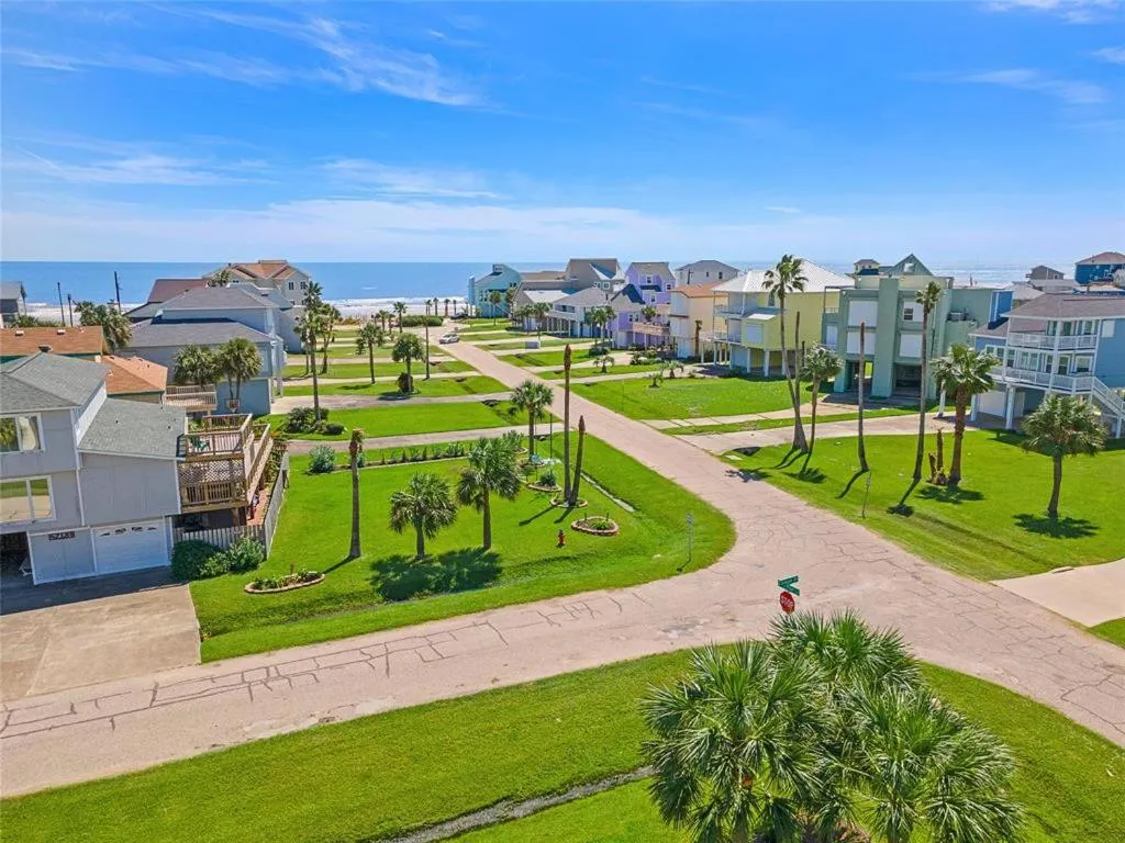 Property building in Sandpiper Treasure