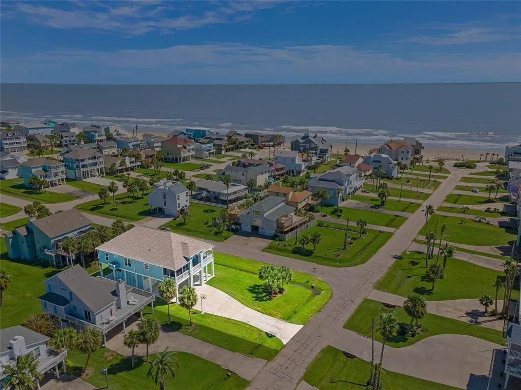 Property building in Sandpiper Treasure