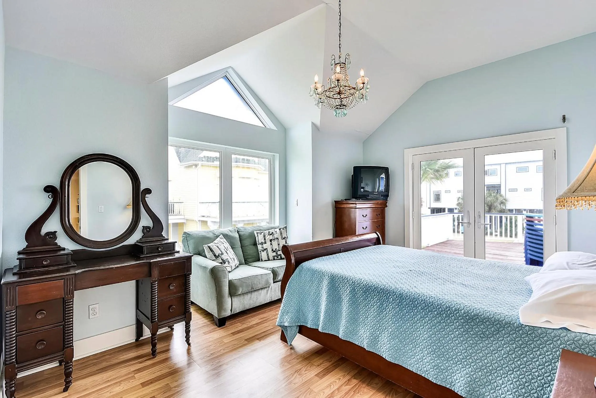 Property building, Bed in Summer Breeze