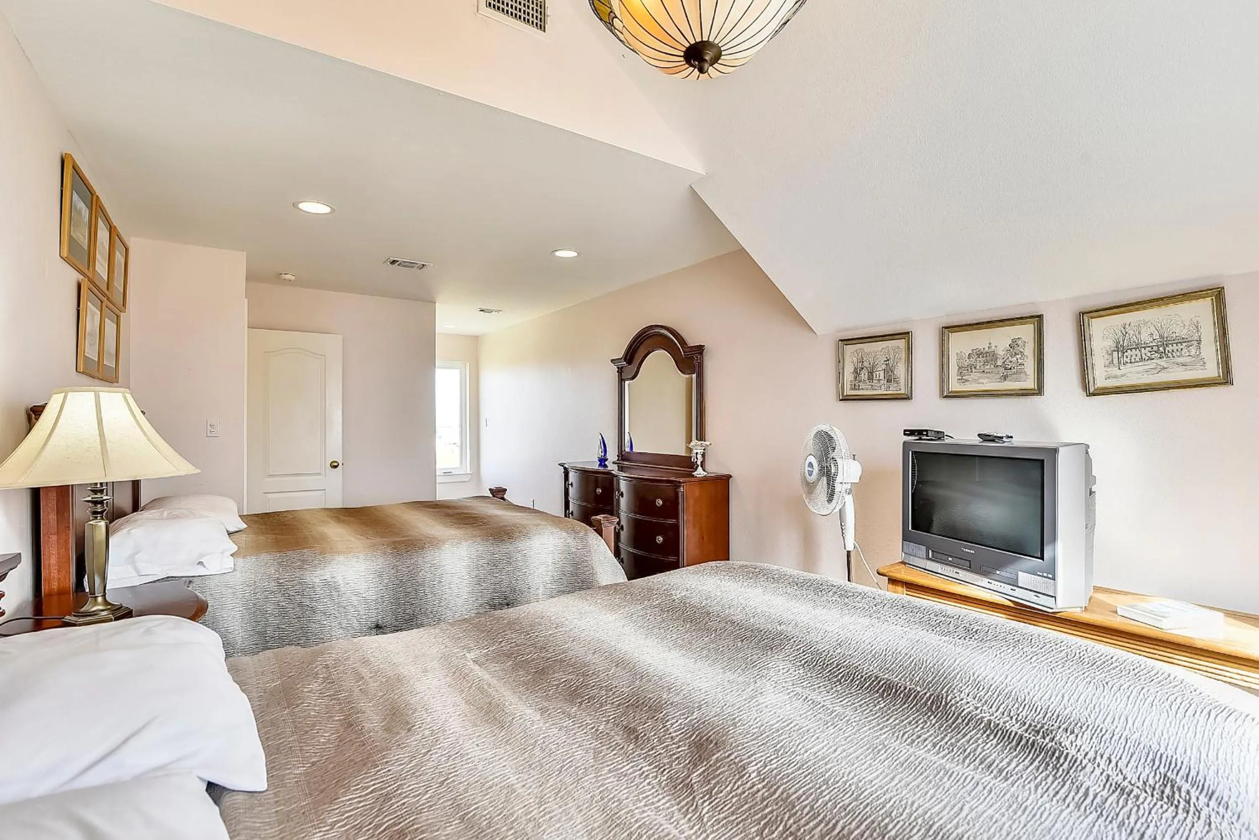 Property building, Bed in Summer Breeze