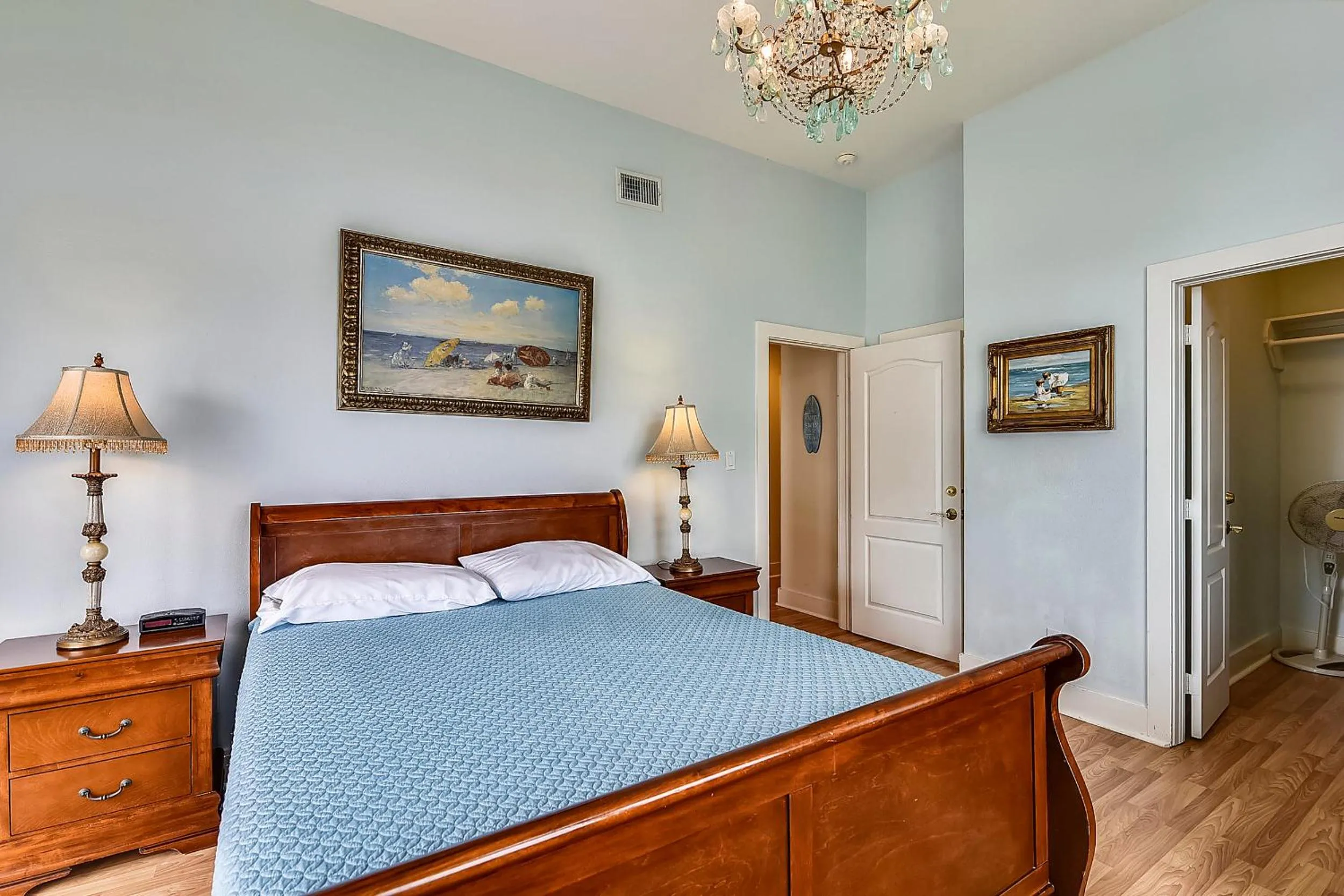 Bedroom, Bed in Summer Breeze