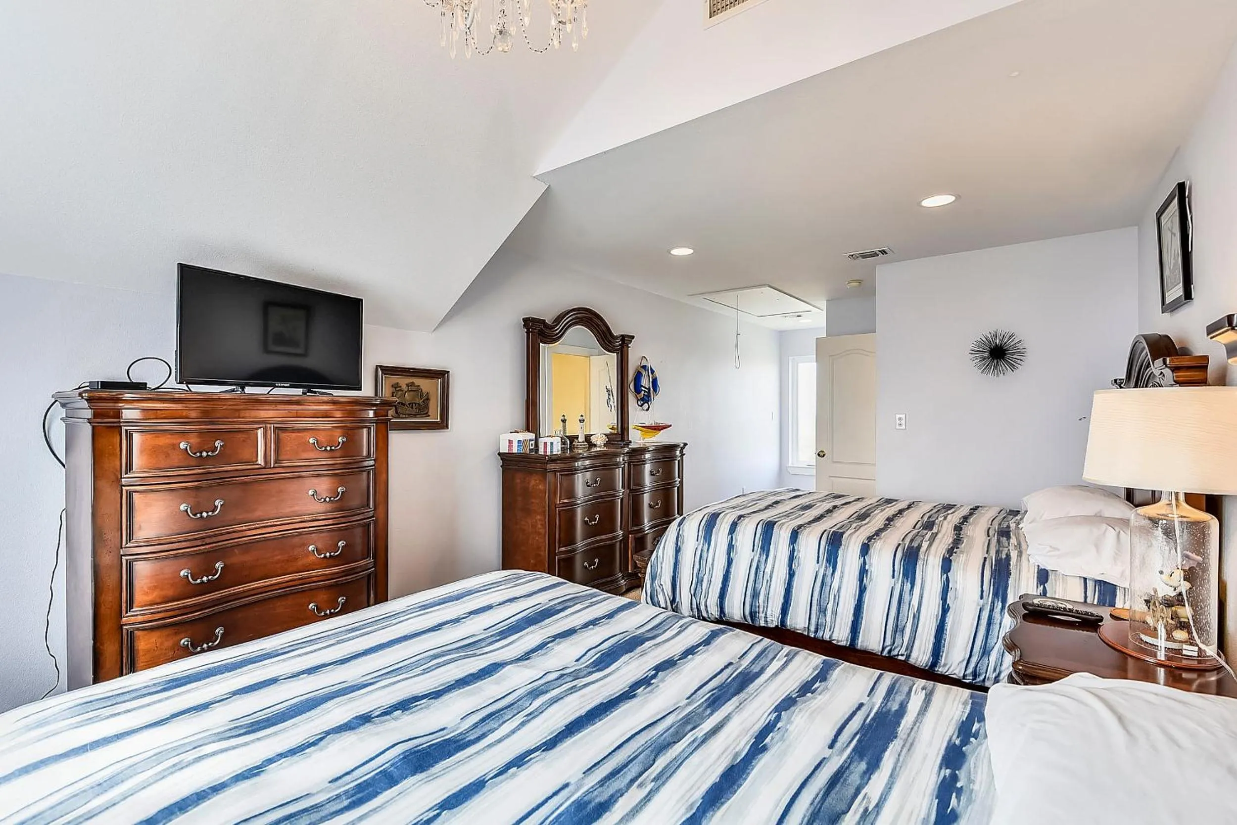 Bedroom, Bed in Summer Breeze