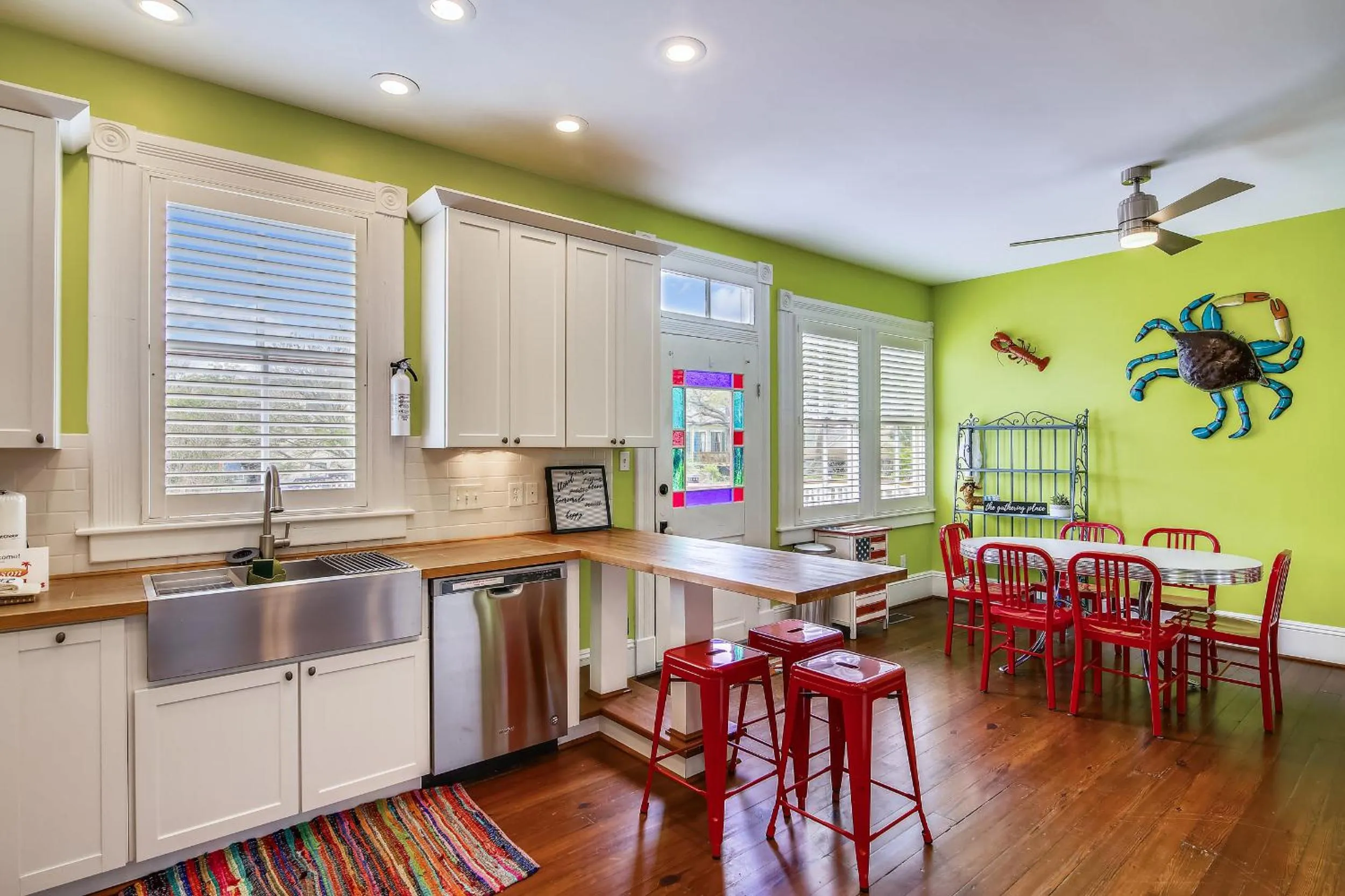 Kitchen or kitchenette in AbFab Seaside Cottage
