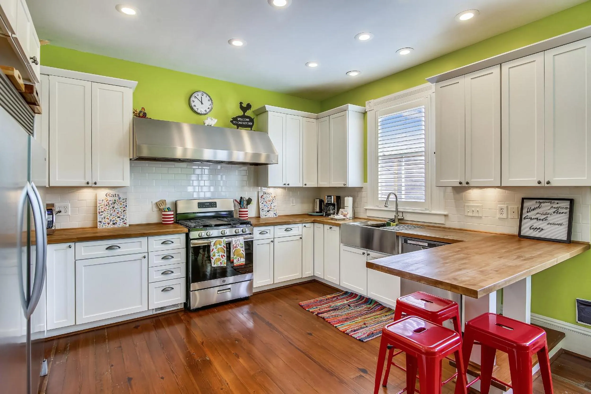 Kitchen or kitchenette in AbFab Seaside Cottage
