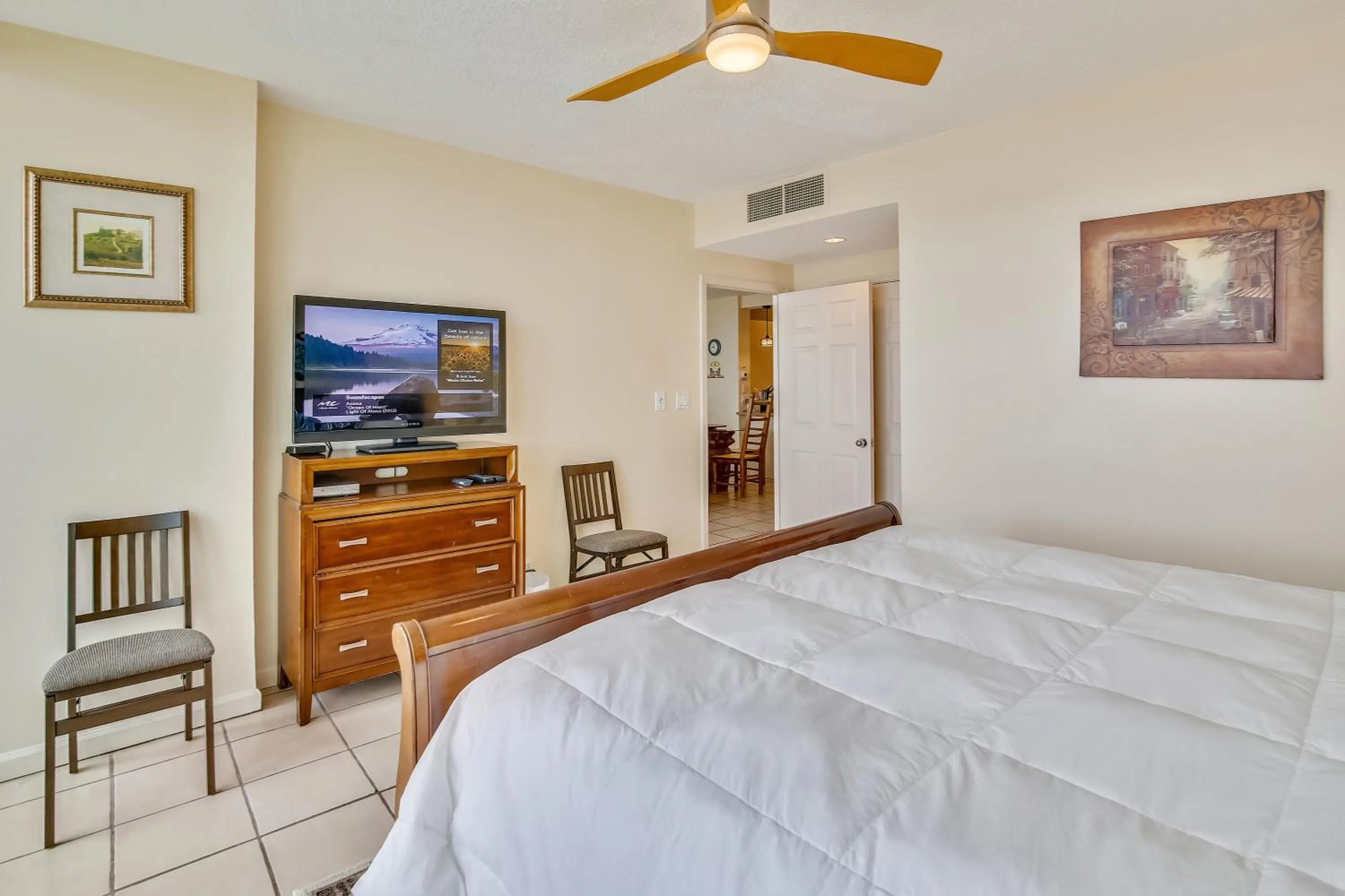Bedroom, Bed in Galvestonian 1002-Beachfront Getaway