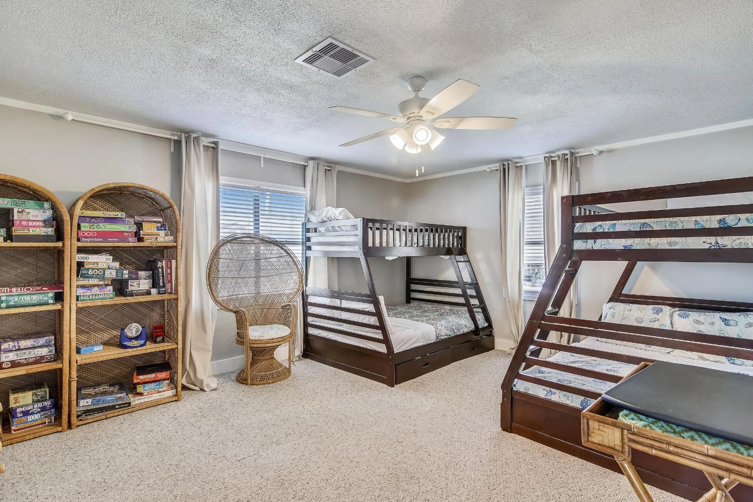 Living room, Bed in Bermuda Beachfront