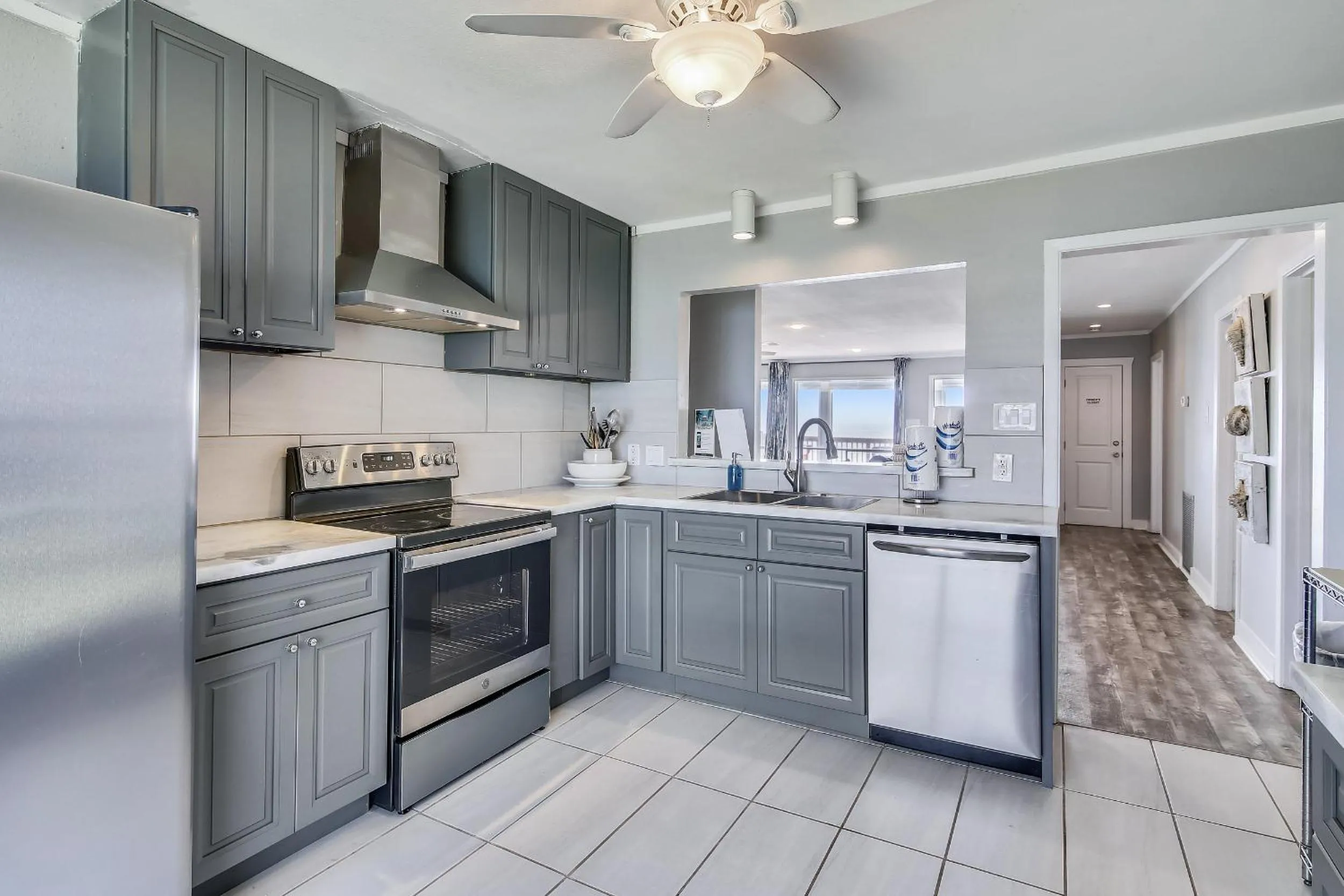 Kitchen or kitchenette in Bermuda Beachfront