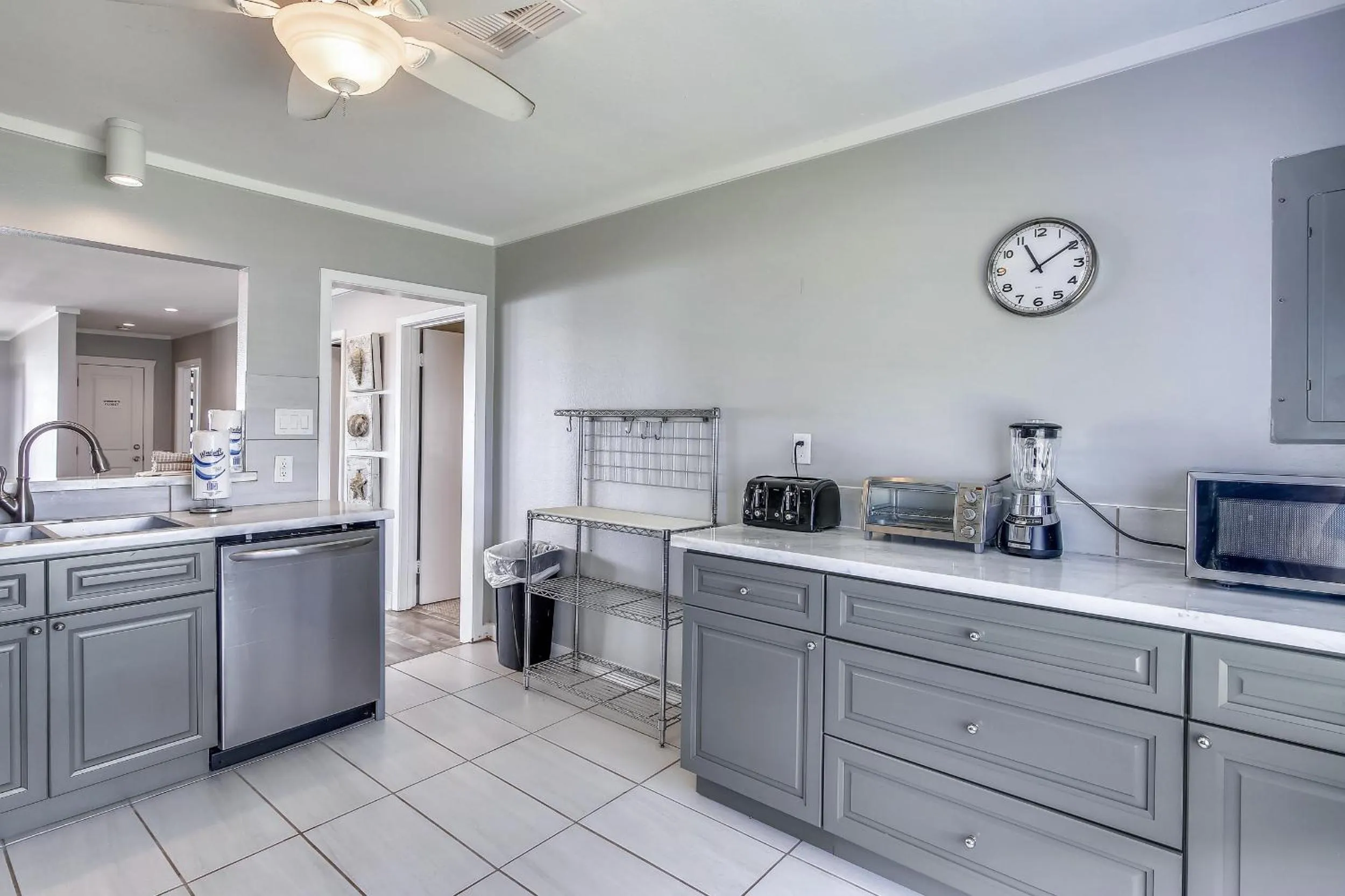 Kitchen or kitchenette in Bermuda Beachfront