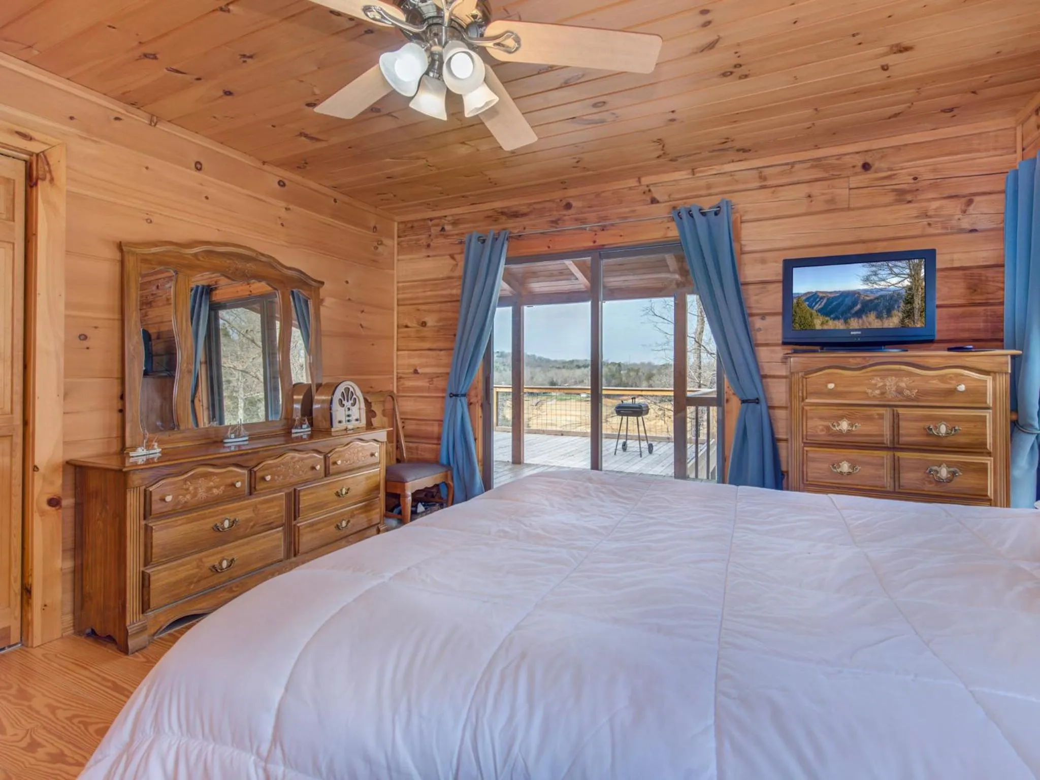 Bedroom, Bed in Stillwater Cove