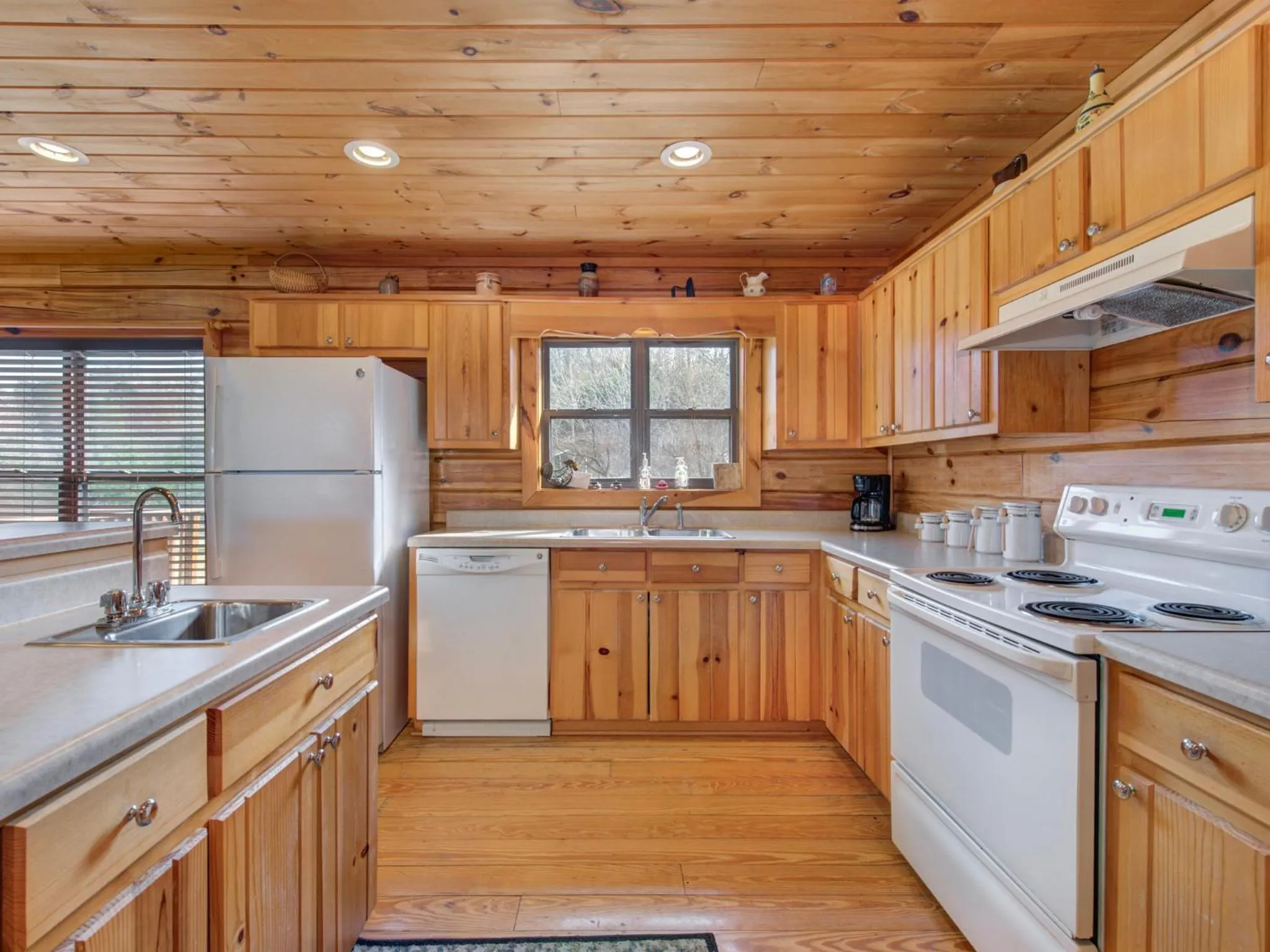 Kitchen or kitchenette in Stillwater Cove