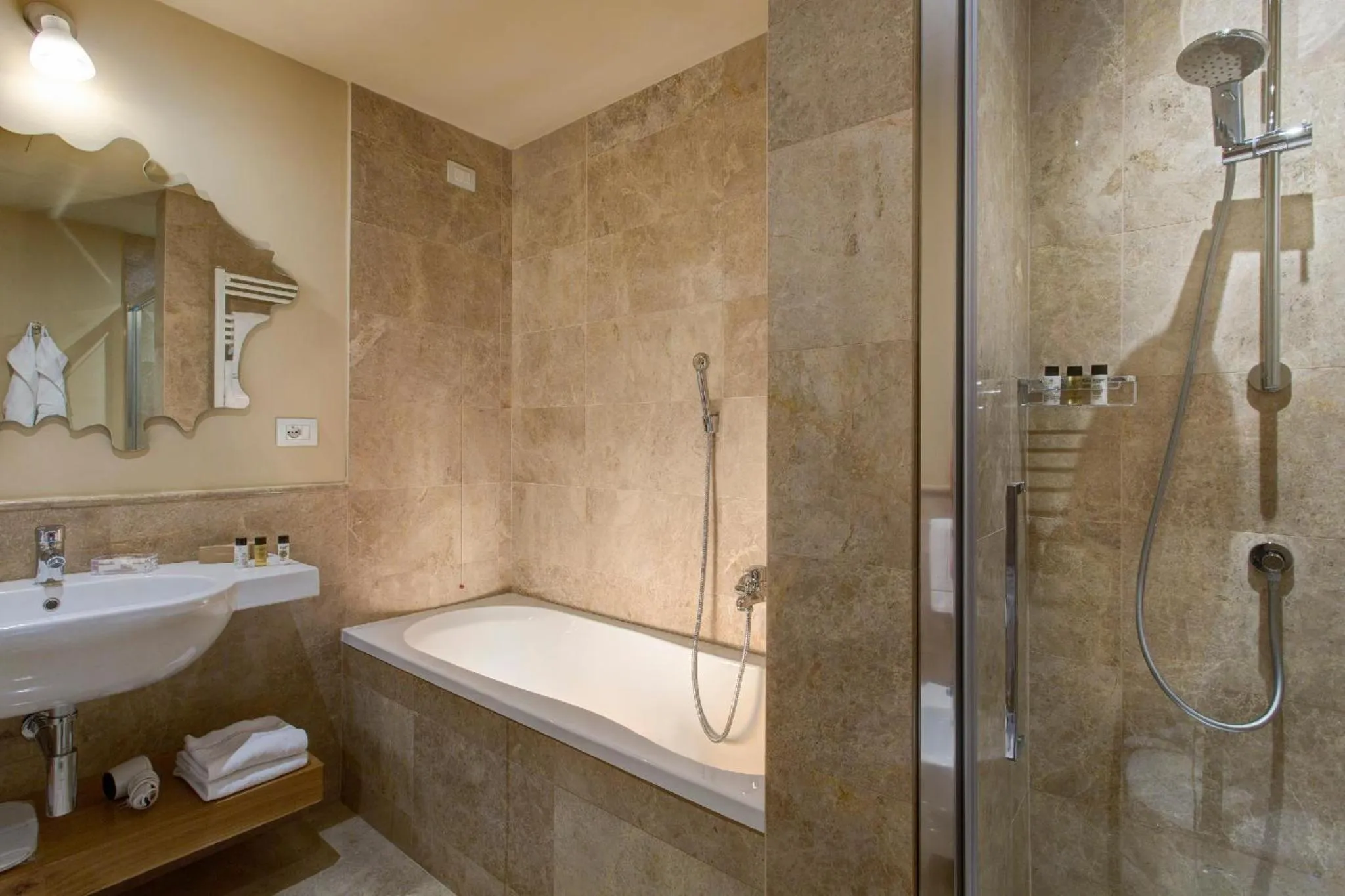 Bath in Grand Hotel Cavour