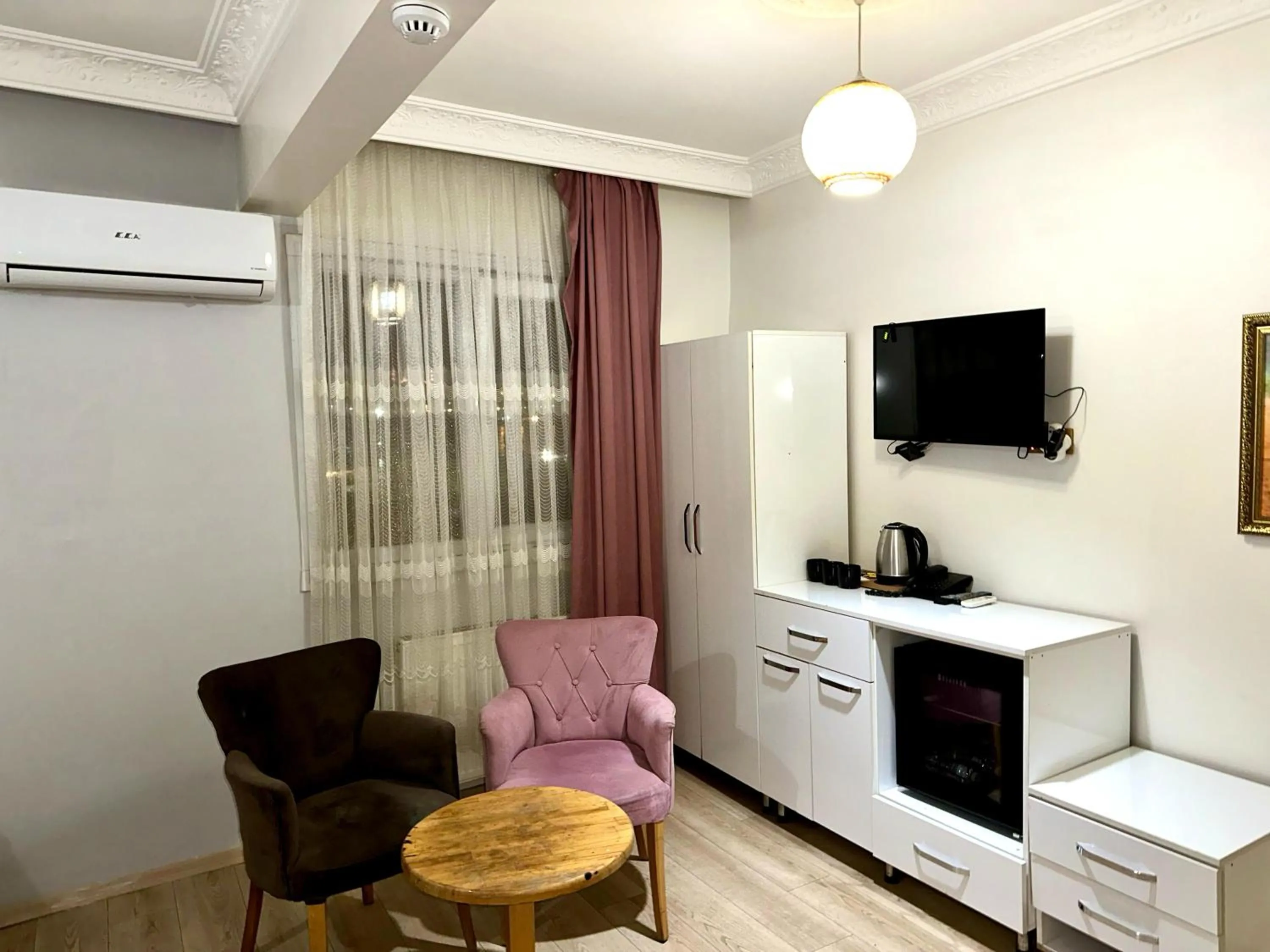 TV and multimedia in AVRASYAQUEEN HOTEL