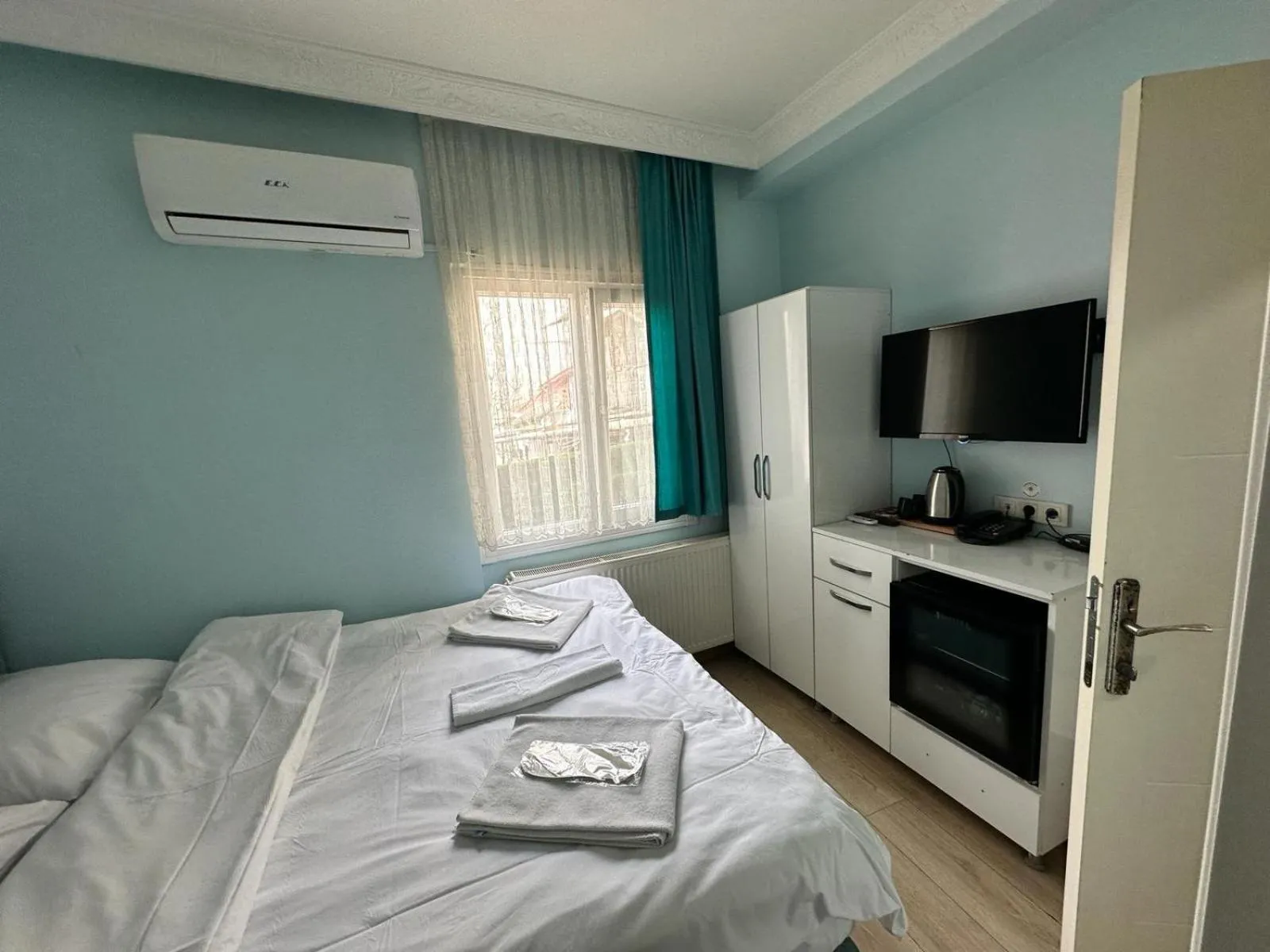 Bed in AVRASYAQUEEN HOTEL