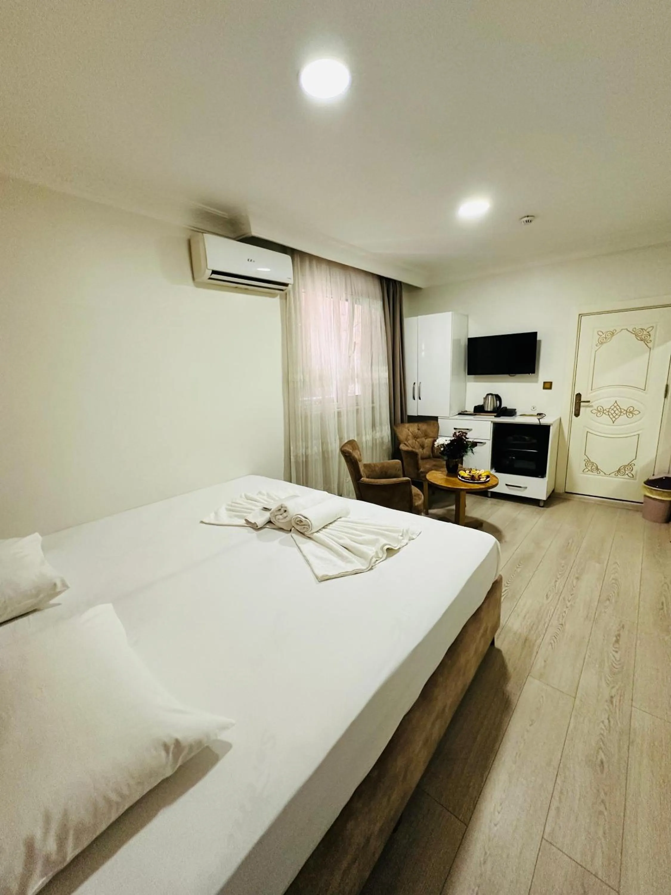 Bed in AVRASYAQUEEN HOTEL